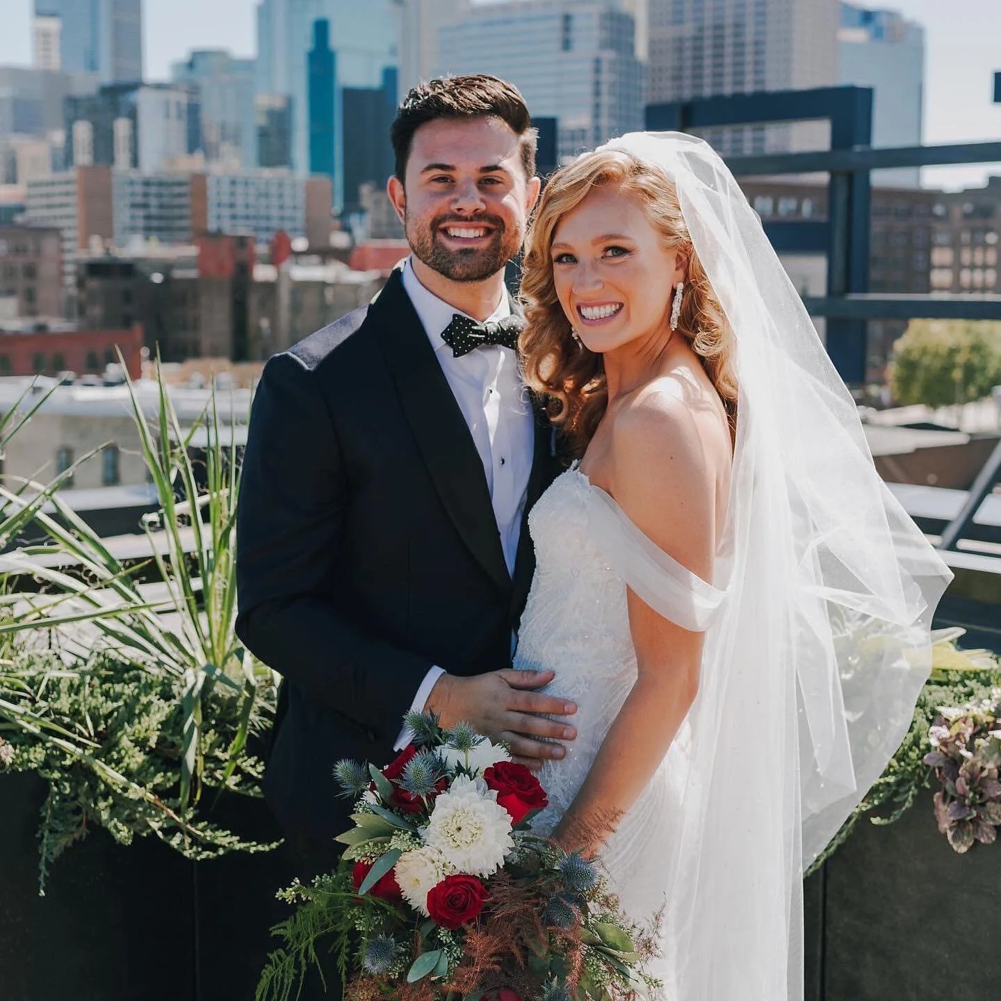 Photo @hannah_ampe 
Makeup, hair &amp; spray tan @muanicolefae 

Wedding Morning Tips

Let's make your special day even more extraordinary! I will carefully craft an ideal morning timeline for you so that the stress of a traditional wedding won't sne
