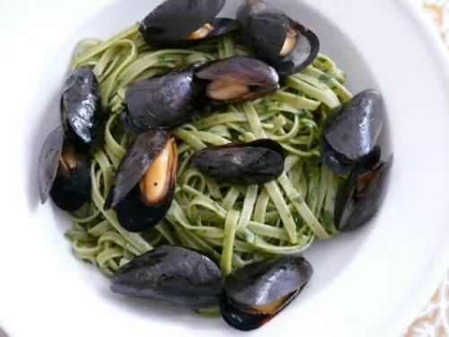 Mussels + white wine = netflix and chill 