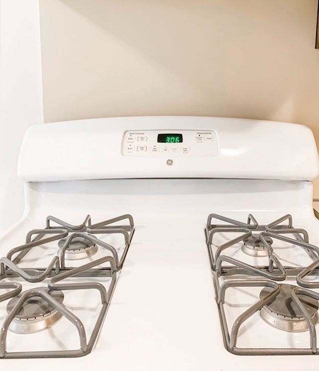 Who&rsquo;s done with all that holiday cooking?
🥘
And who&rsquo;s ready for all the cleanup afterwards?
🙋🏻&zwj;♀️
We are! See how we worked our magic on this stove and range hood! Swipe for before and after pictures
.
.
.

Who&rsquo;s done with al