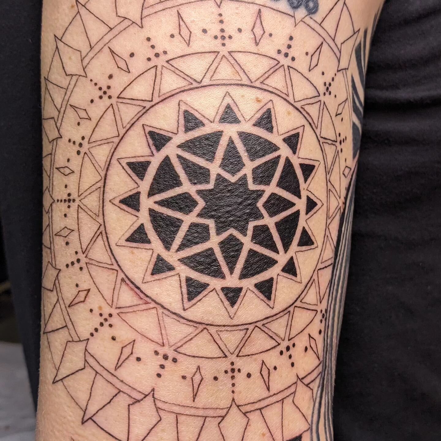 Just keeping on keeping on with @run_bike_repeat ! One of my top fave projects for sure. Glad you're feeling better too, my dude. 
.
Just an outline and the start of some shading to continue to build this thing up.
.
#mandalatattoos #geometrictattoo 