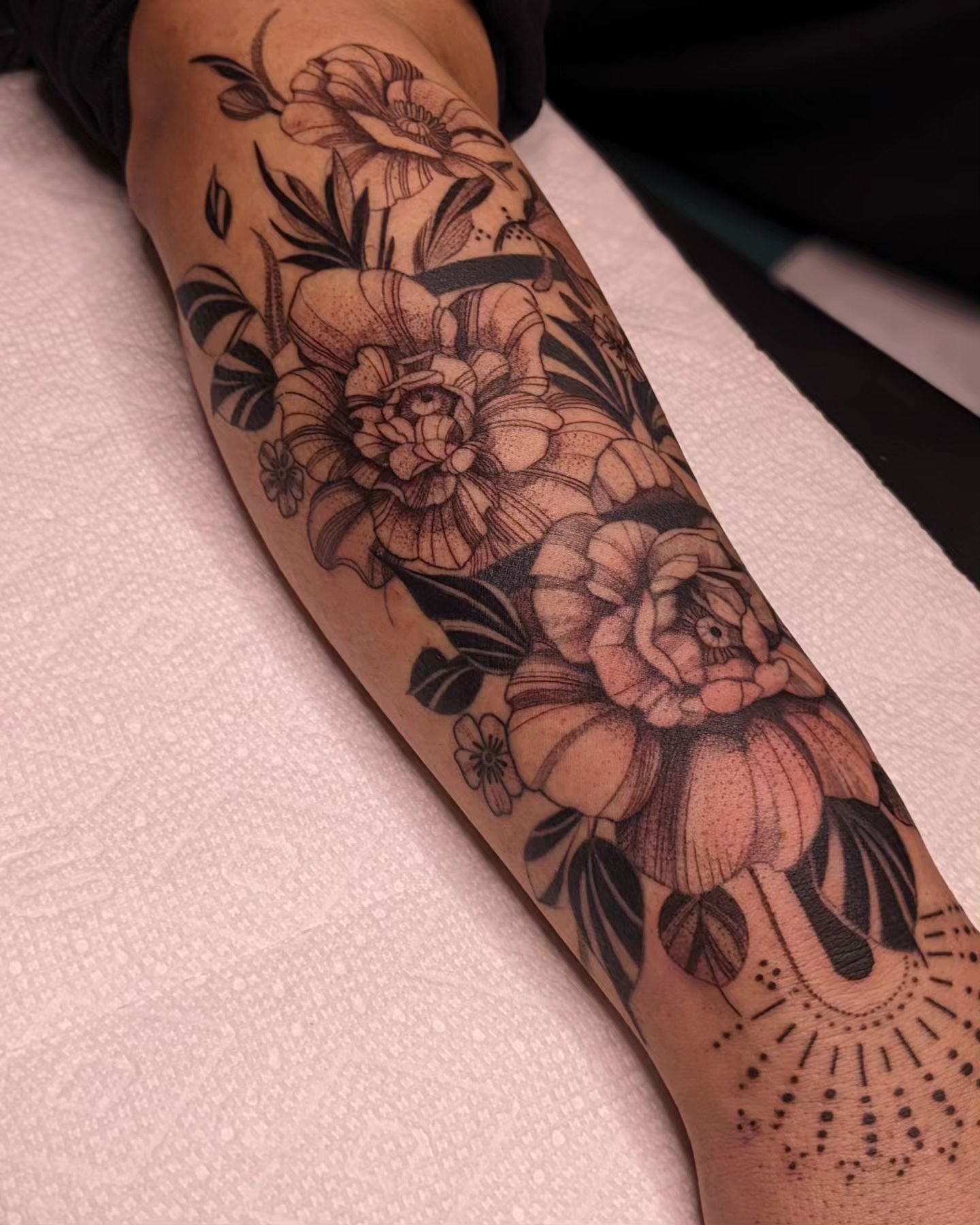 Top portion of a floral band forearm project, awaiting more info for @kaili.belarde 
.
#florals and #ornamental are some of my favorites to do. 
.
#finelinefloral #floraltattoos #finelinefloraltattoos #ornamentaltattoos #sacramentotattooartist #aubur