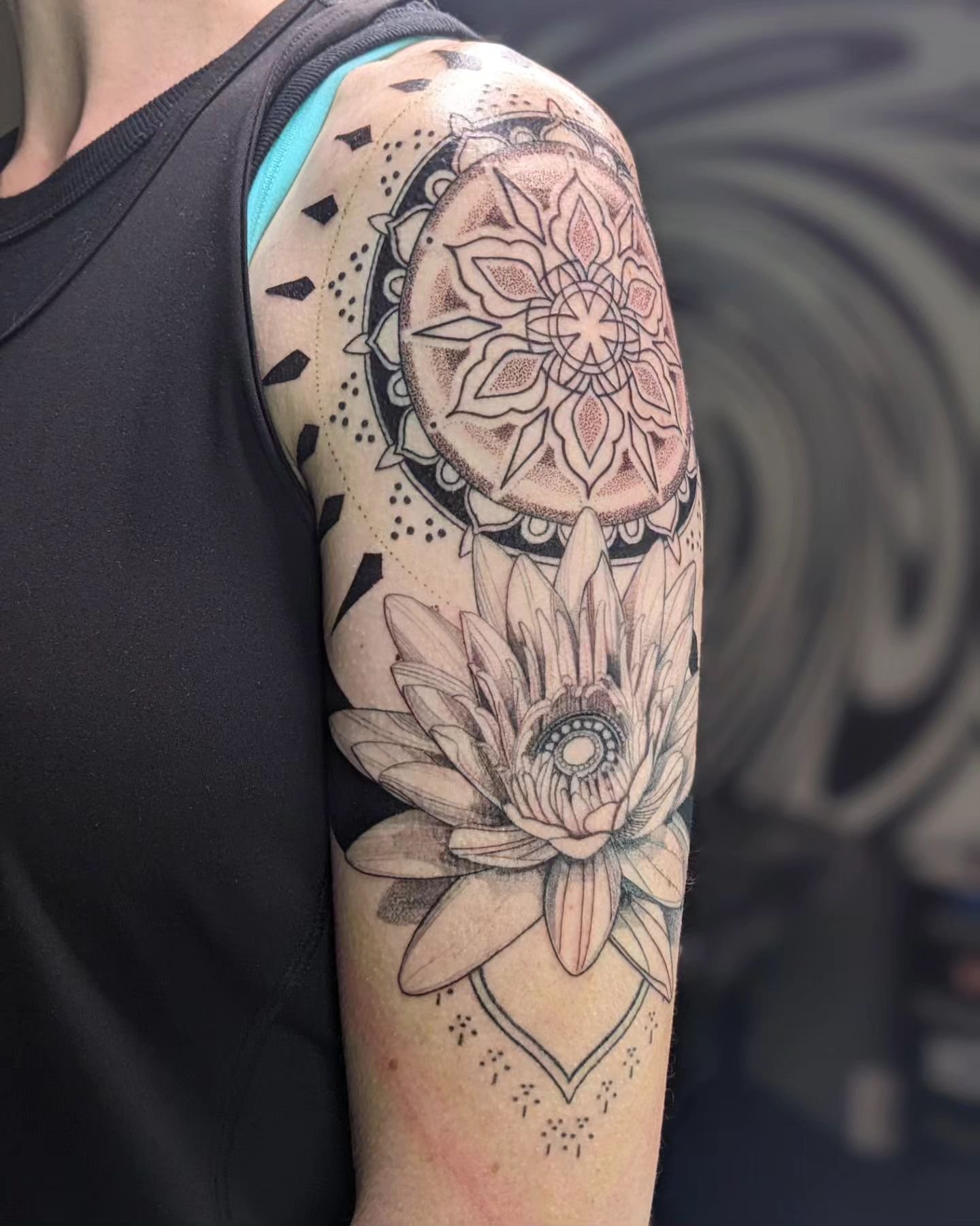 Some work in progress for @lettheladyb 🙌🏽 
.
I need a new camera, my pics are starting to look a little dusty. But I love the progress on this piece for Blair, and wanted to share it. 
.
Started @utopiatattooshop
.
#blackwork #floraltattoos #lotust