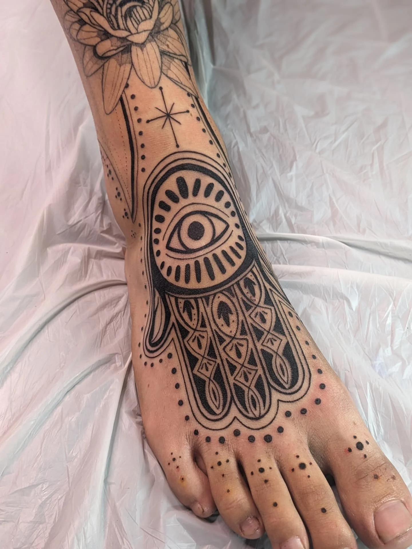 Working on Austin's leg - the central illustrative elements were his concept, a sort of masked 'universal' being, and some dope solidarity vibes, some florals, some cosmic identity stuff beyond the realm of what separates all us dumb little humans...