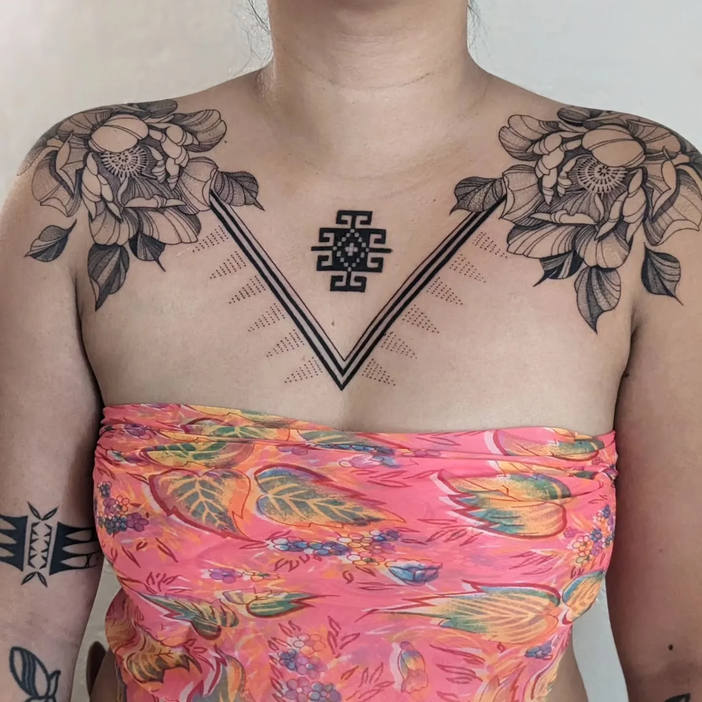 After about two days of settling, here is a fresh chest tattoo for one of my newest most favorite people on earth @wild_lam, who just walked into  the room with a spoonful of yummy medicines because she heard me sneeze 🥰 
.
This trip is only part wa