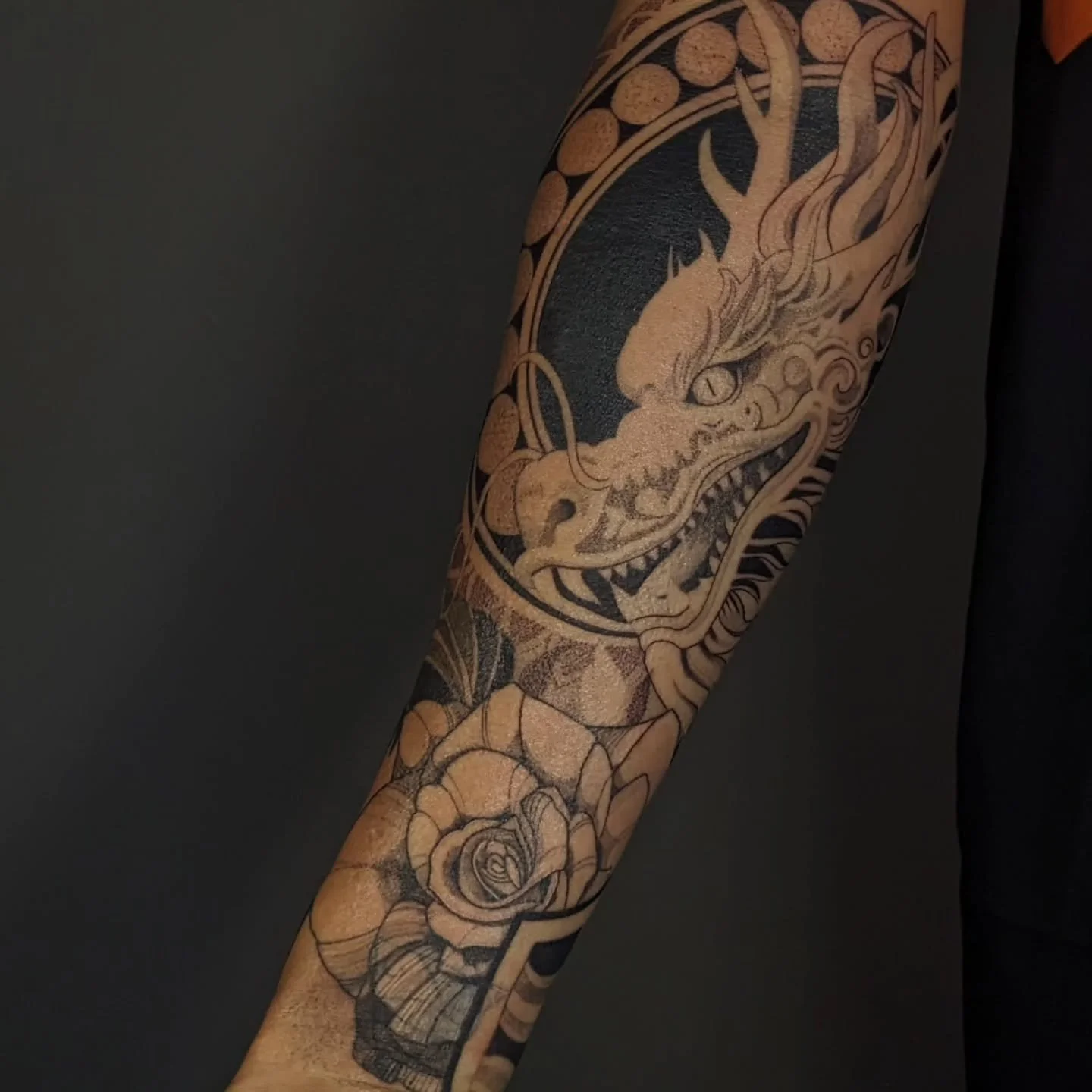 🐉 finished half sleeve, fully cohesive all the way around, for @andrea.lynn.spacek
.
Need some daylight shots after the grey settles.
.
Done @mothership.tattoo 
.
#halfsleeve #dragontattoos #dragontattoosforwomen #blackngrey #finelinefloraltattoos #
