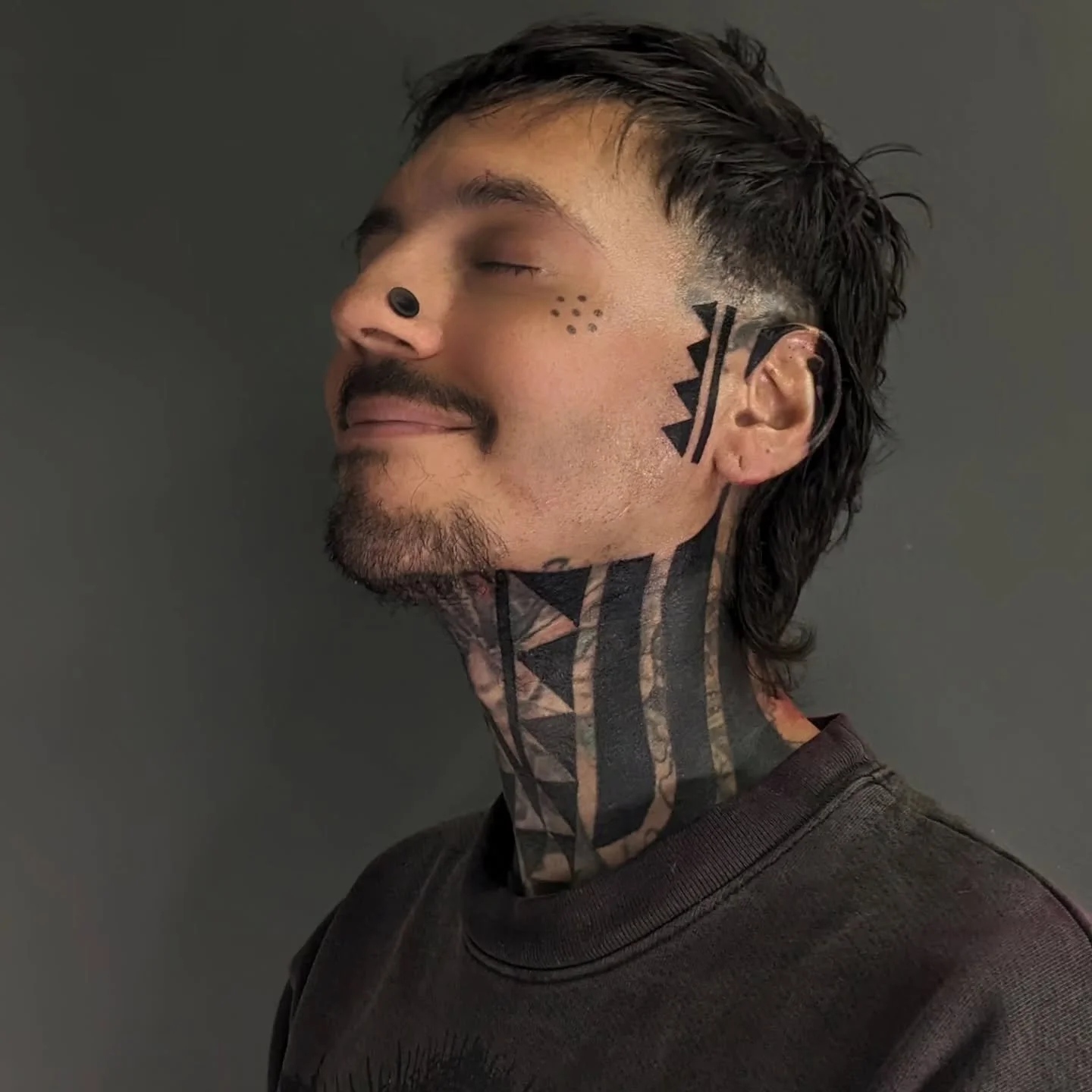 Professional Queer Modern Day Bachelor 🎉
@nicolascainlife 
.
Xmas 2025
.
#blackwork #blastover #necktattoos #neckblastover #facetattoos #eartattoos #haircut #alien