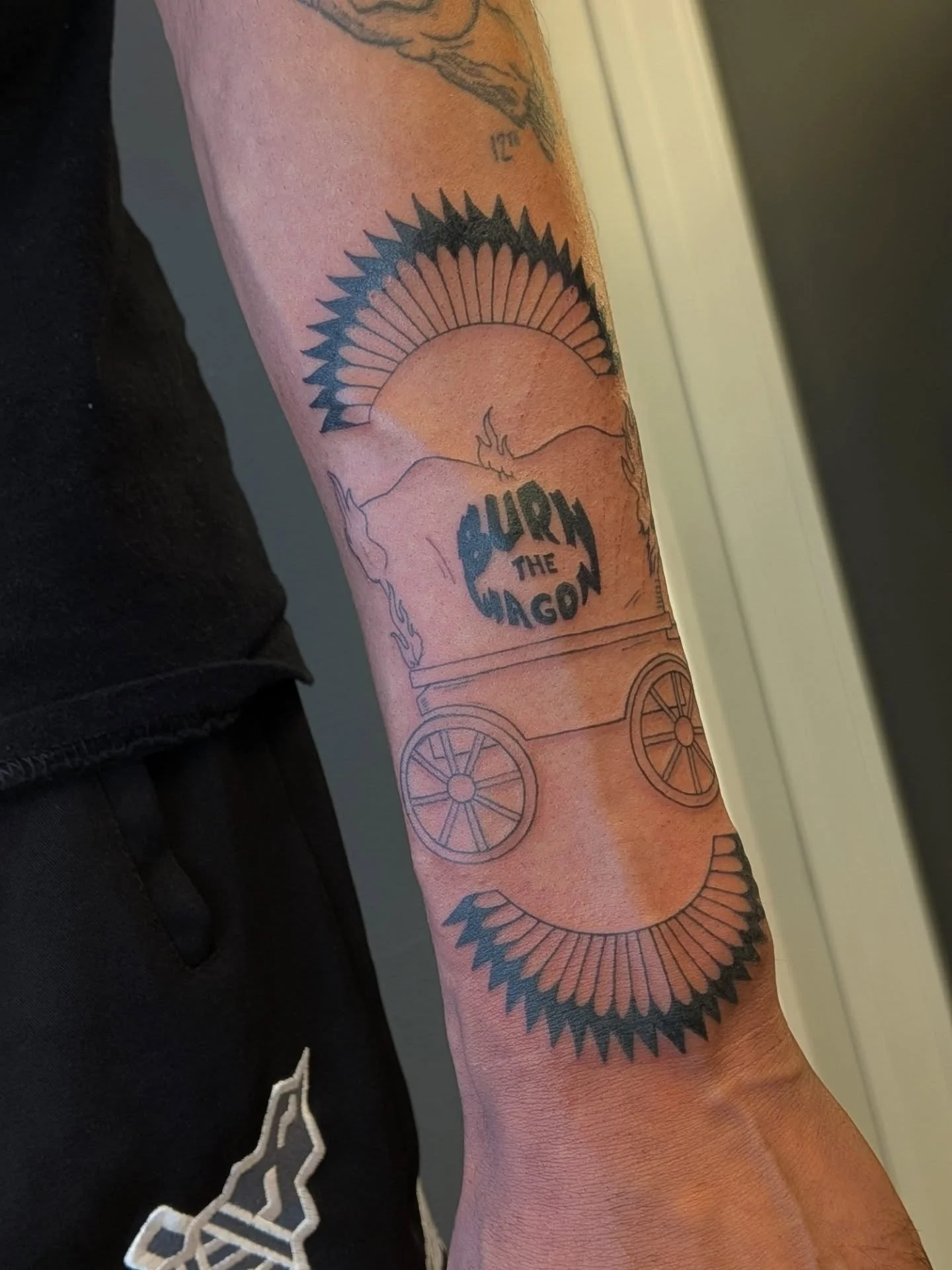 Burn the wagon, not the bacon 🥓 
So stoked to finally do this one for tha homie @burn_the_wagon_ 👁️ peep the podcast amplifying indigenous voices 👏🏽 
.
Happy birthday @_juan_2_tree
. 
#burnthewagon #blackwork #native #linework #simplicity