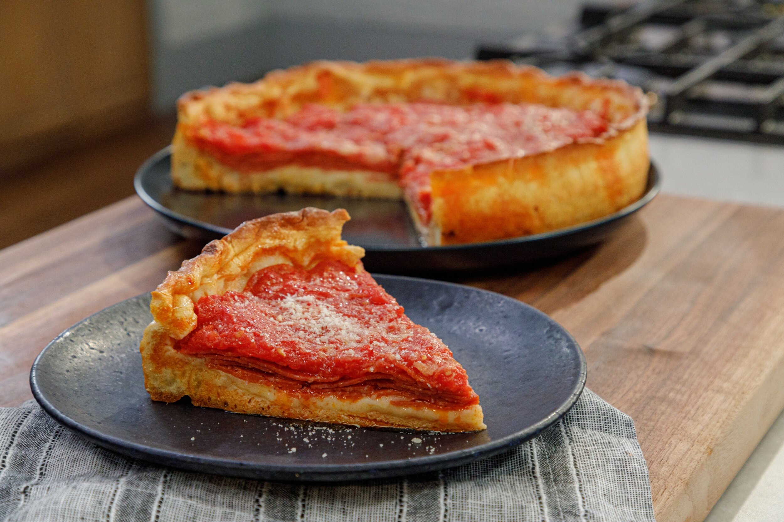 030620_fnklive_jeff-mauro-chicago-style-deep-dish-pizza_0028.jpeg
