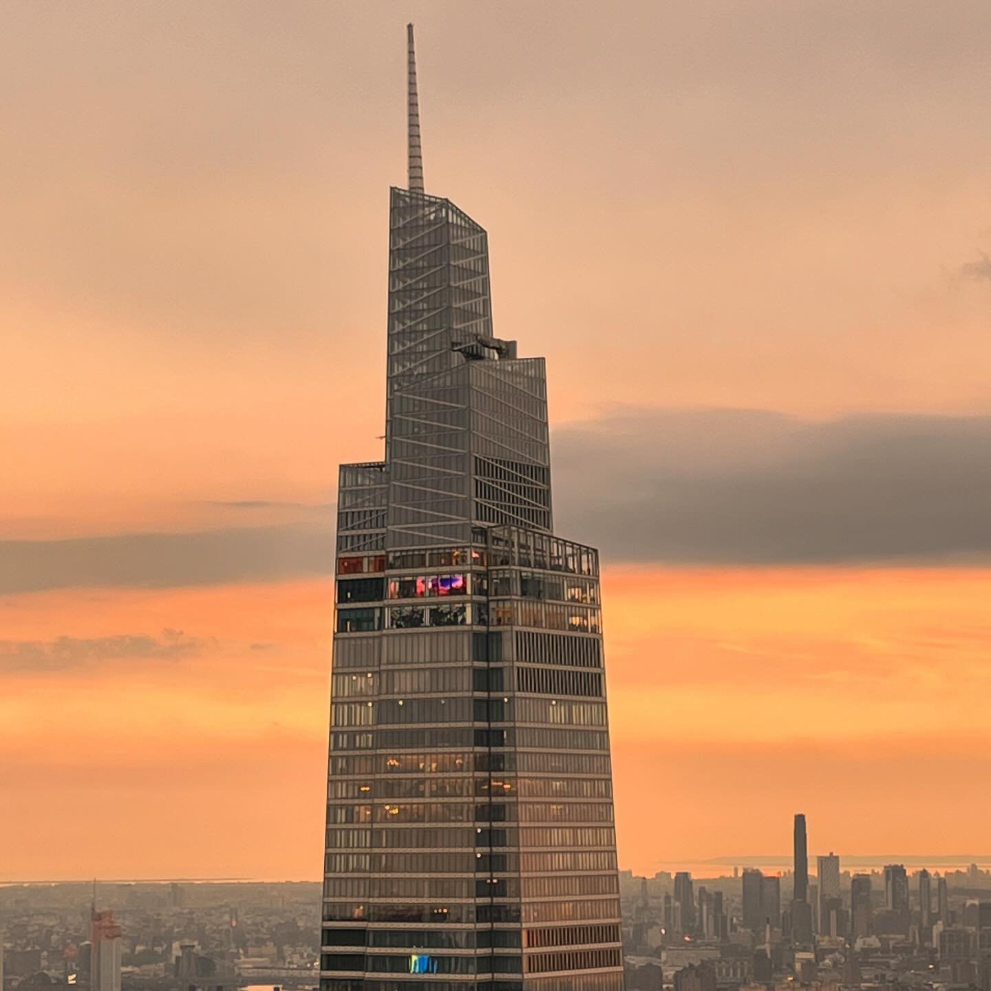 Sunset over One Vanderbilt. This is the building New Yorkers are not supposed to like but secretly do! ☀️
.
.
.
#nyc #topoftherock #onevanderbilt #summitnewyork #newyorksunset #nyclife #yesny #nypix #nbc4ny #abc7ny #mysecretnyc #loves_nyc #pix11news 