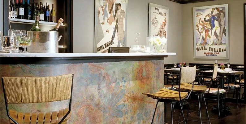 S A N T A E U L A L I A • B A R C E L O N A S P A I N BAR FRONT MURAL WITH MINIUM DESIGN