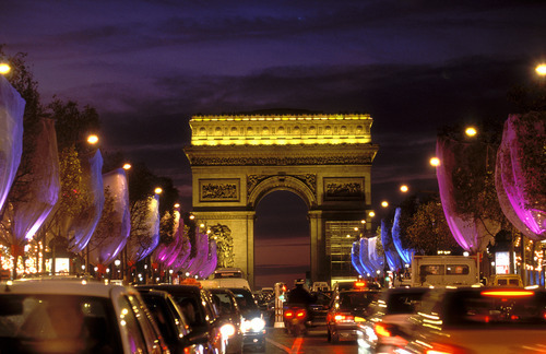  Champs-Elysées at Night.&nbsp; Photo Credit: Paris Tourist Office - Photographer : Angélique Clément&nbsp; 