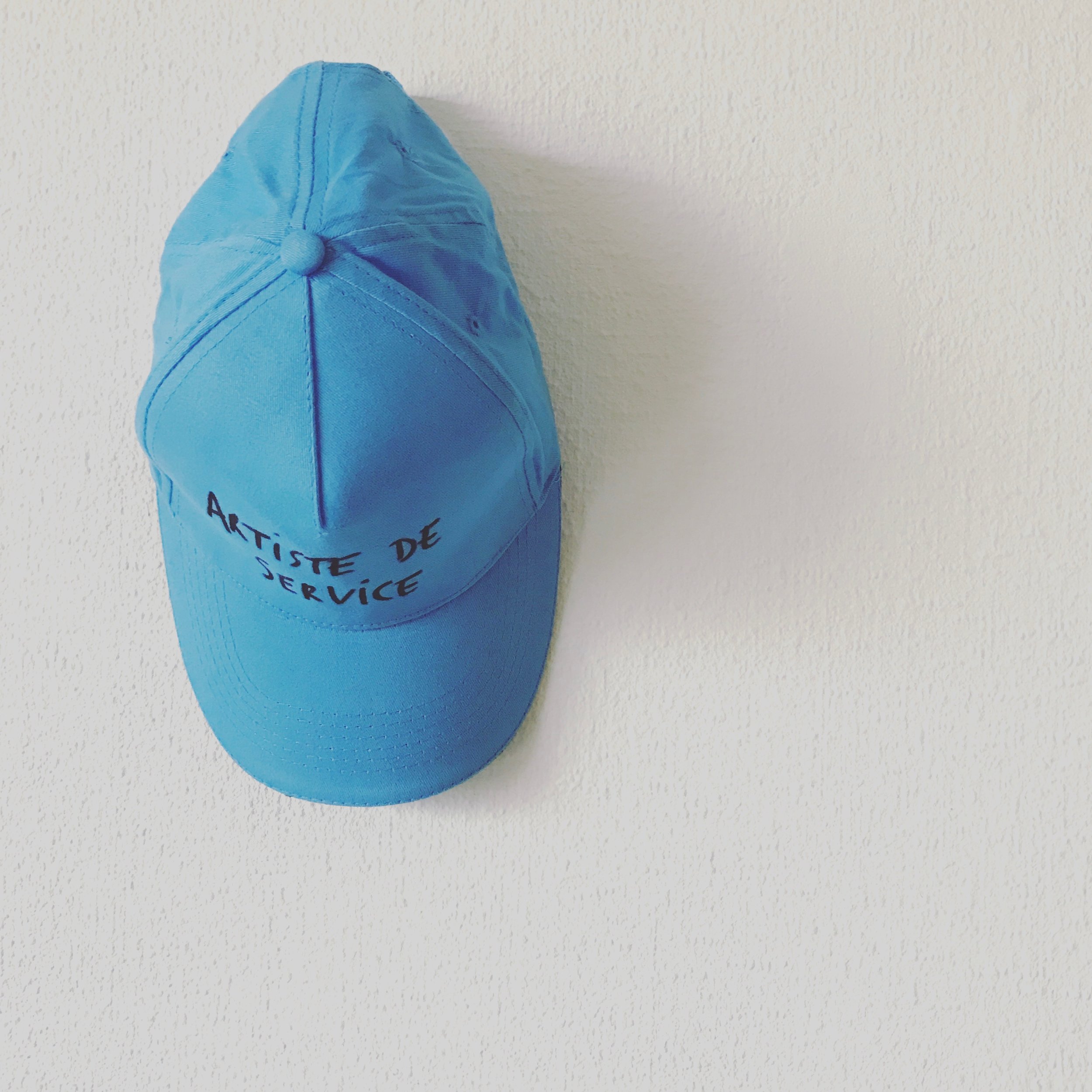 Artiste de service, casquette bleue, marquage au feutre, 2016