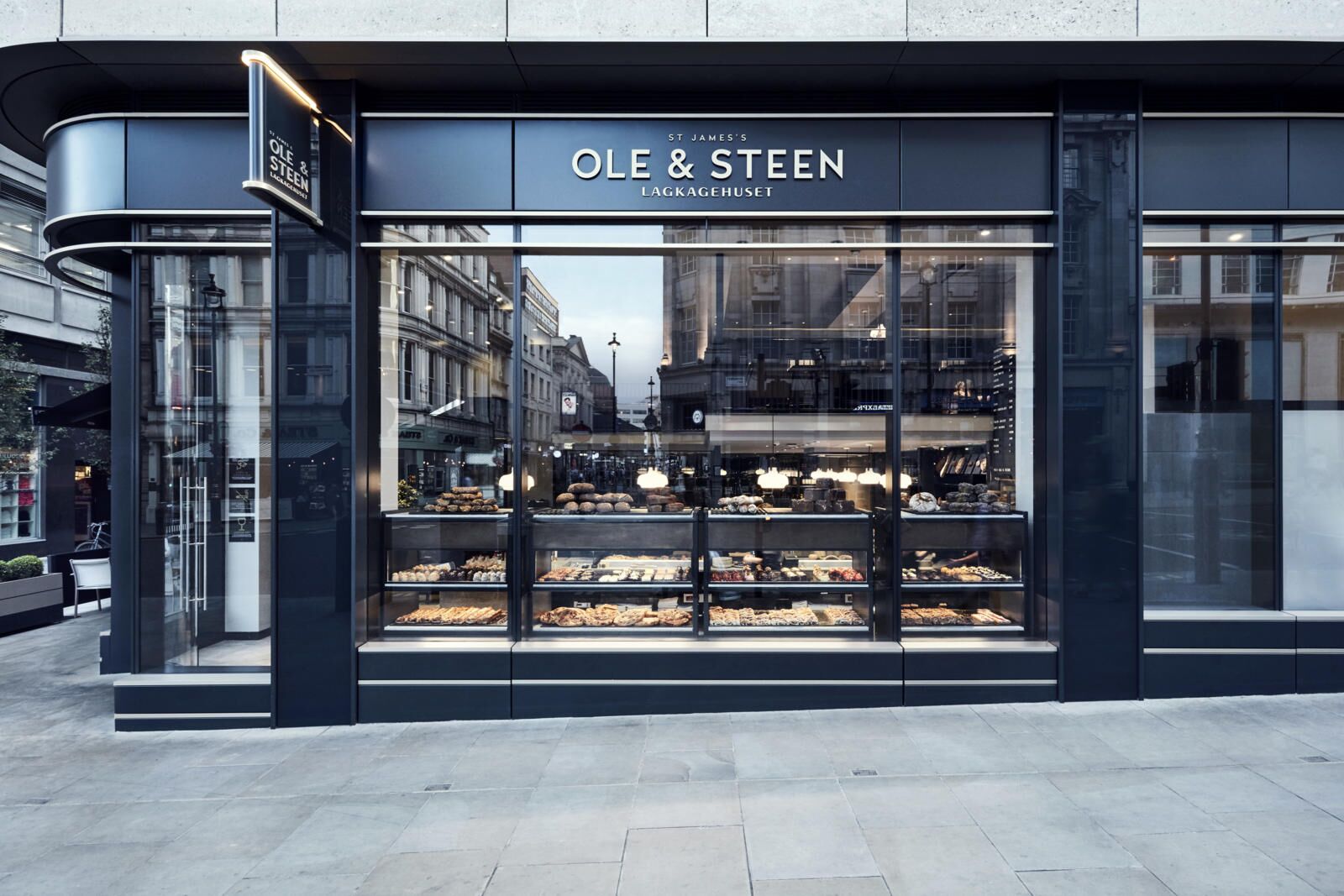 <p><strong>Ole & Steen</strong><i>→</i></p>