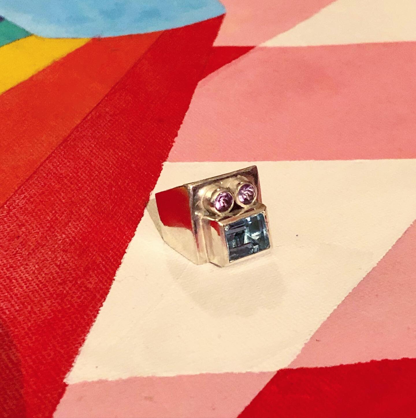 Spectostropie 🌈
Bague robot en argent 925, topaze bleue, am&eacute;thystes.
#baguerobot #pierrerioufol #lobjetinfini #ring #jewelry #bague