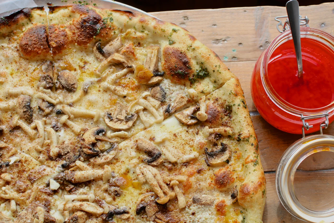 toronto-restaurants-dovercourt-village-pizza-mushroom.jpg