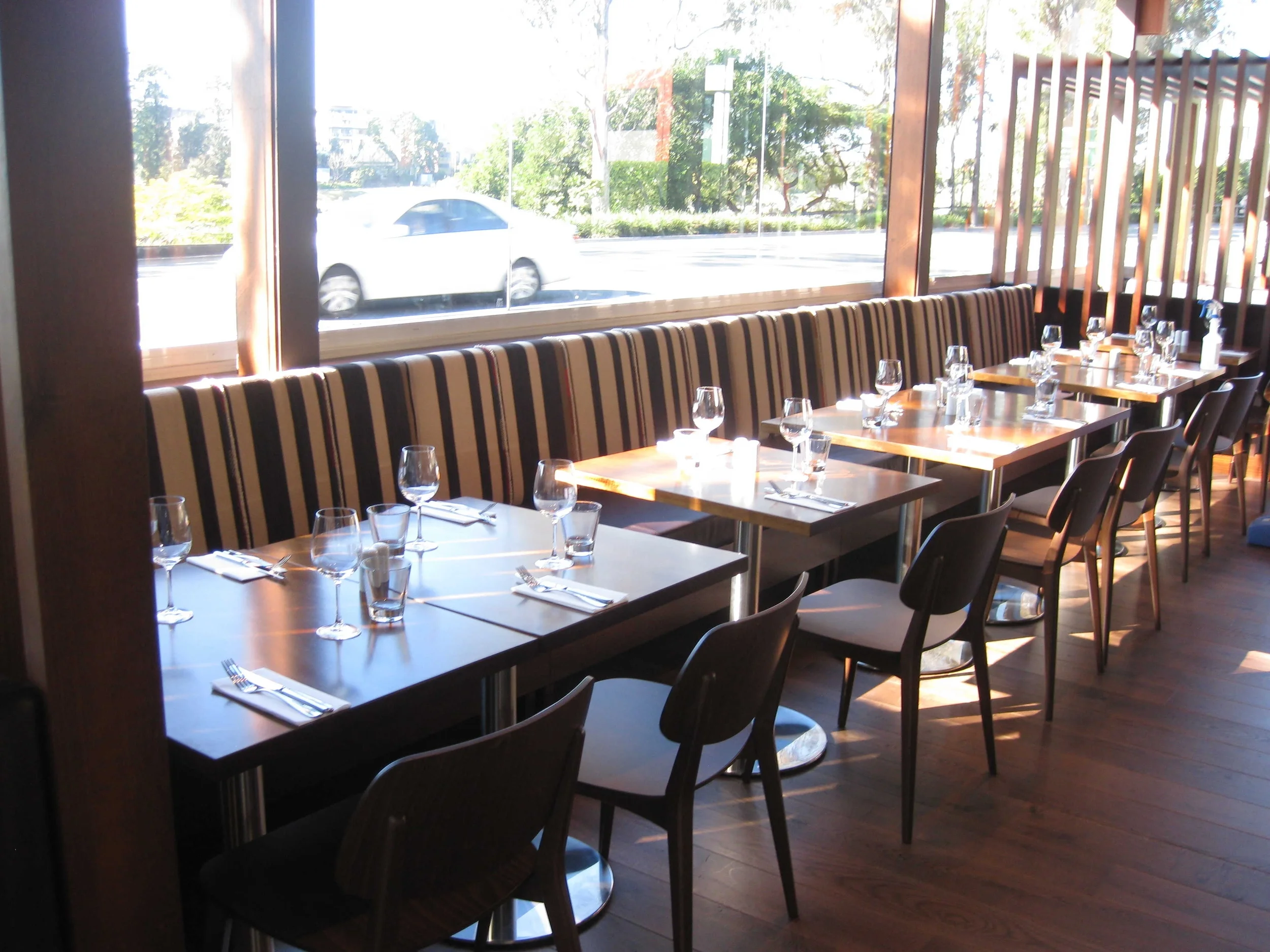 custom timber built in and loose furniture regatta hotel brisbane (5).jpg