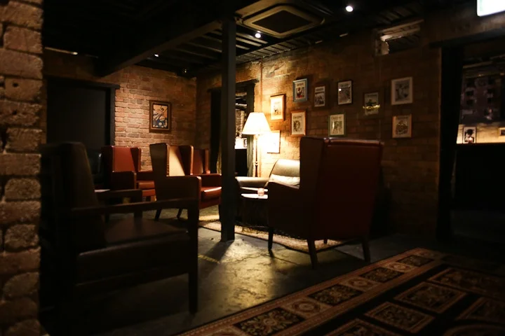 custom timber built in and loose furniture regatta hotel brisbane (2).jpg