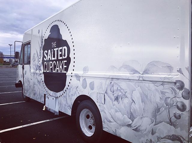 TFW you see your flowery design on the outside of a cupcake truck! Thank you, @thesaltedcupcake for trusting me with this project 🧁🔥