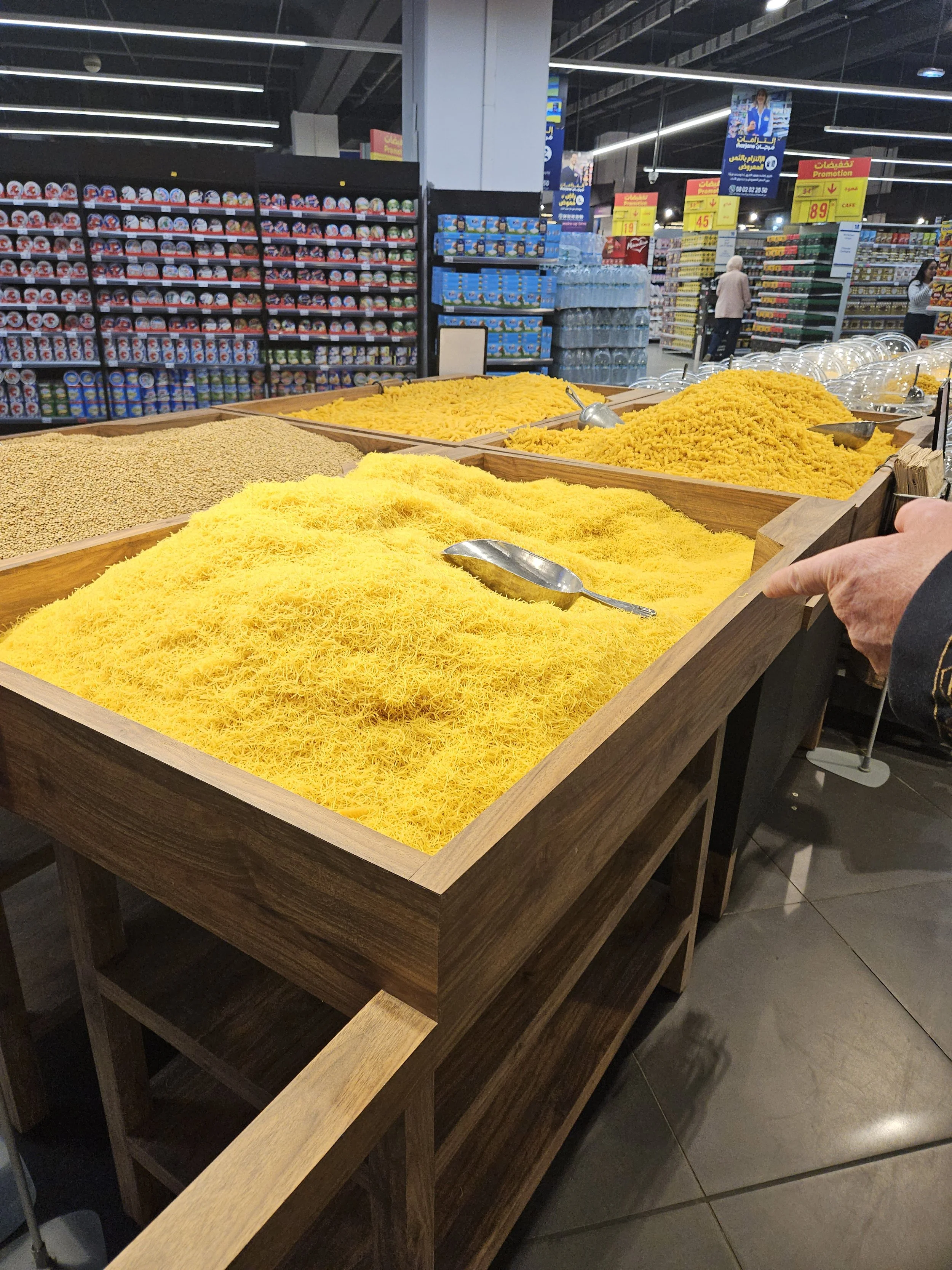  Bulk pasta and green lentils in grocery store 