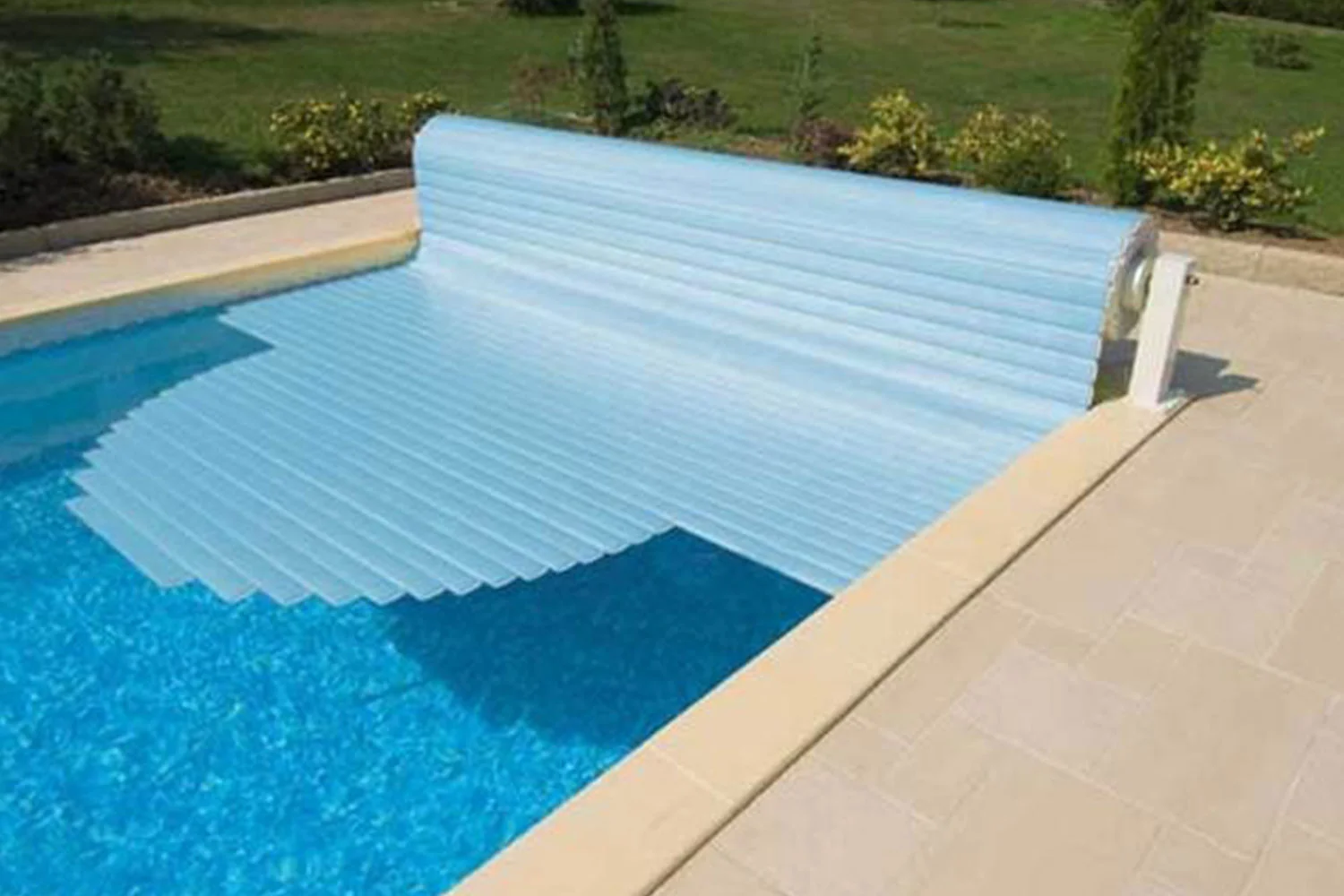 couverture-automatique-piscine-projetpiscine.jpg