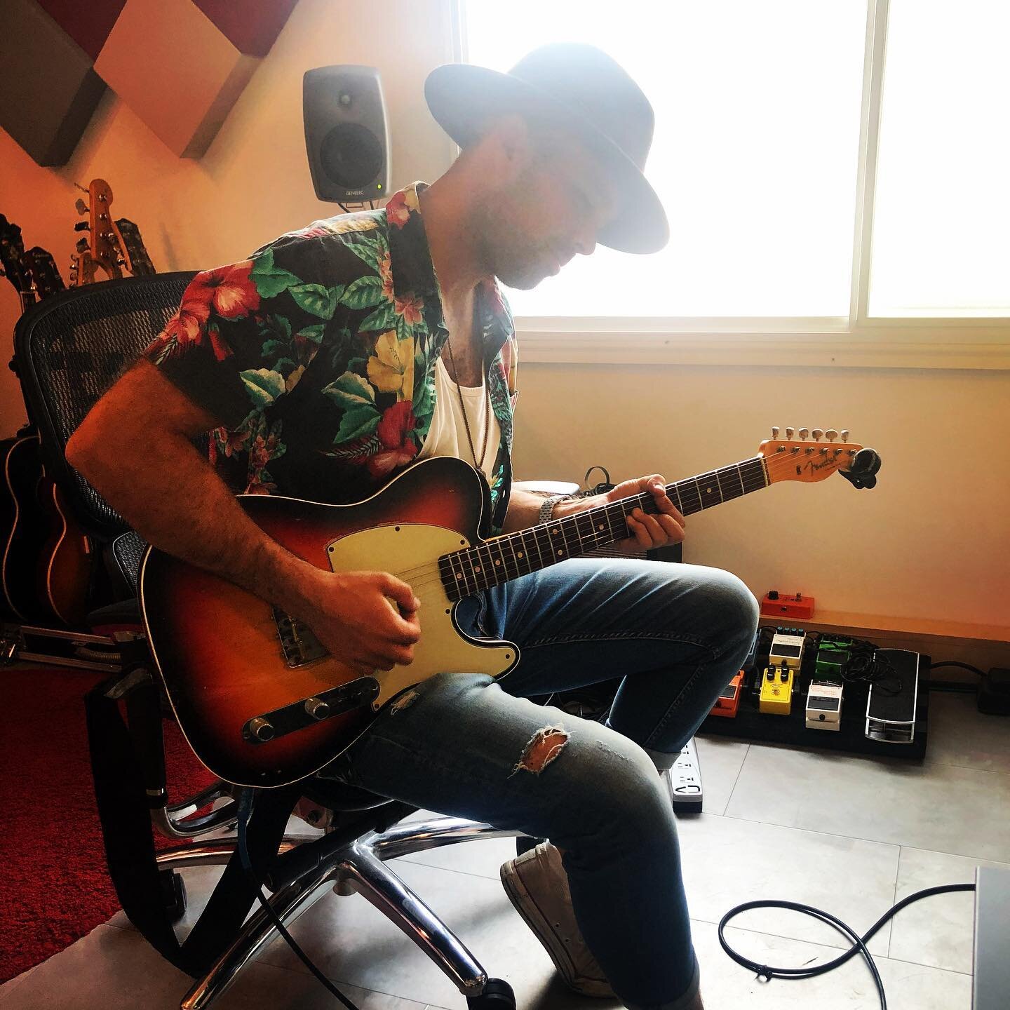Cooking up something new 🔥 !!
Can&rsquo;t wait to share it with you guys! Shit I love the sound of this Telecaster! 🎸 
.
.
.
#newmusic #fendertelecaster #fender #therecordhouse #comingsoon