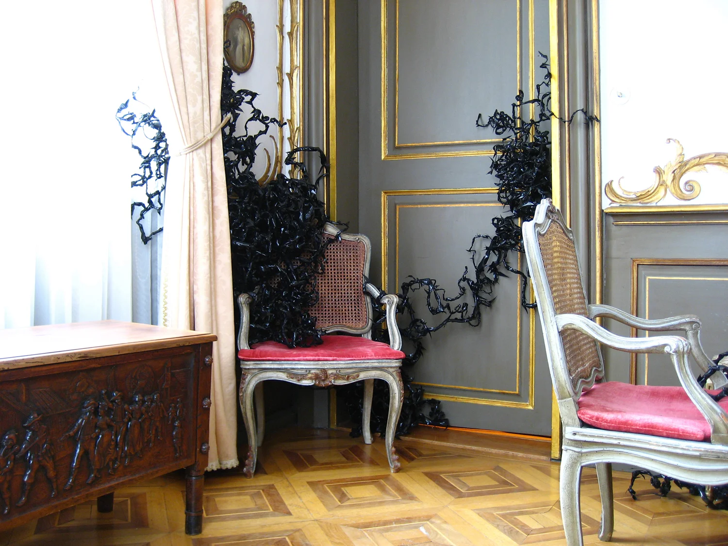 from the corner of your eye, 2008, plastic, wire, tape Alexander Clavel Stiftung, Riehen