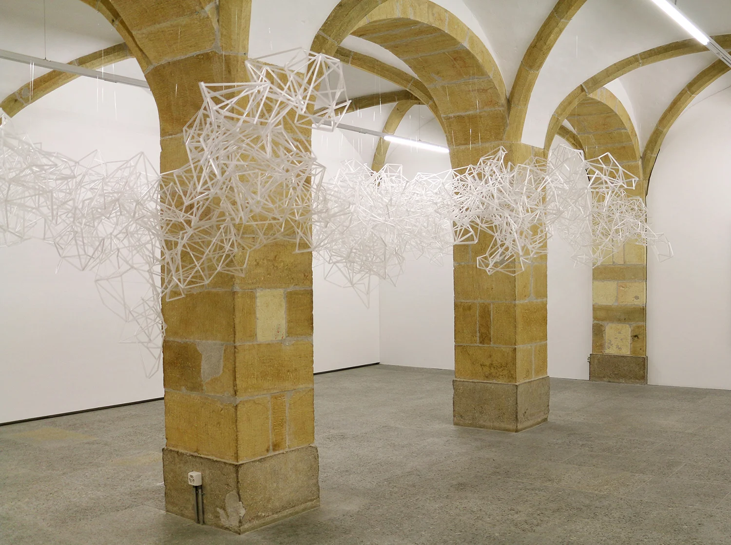 Liquid Days , 2017, straws, wire, variable dimensions; at Centre d’Art Contemporain, Yverdon