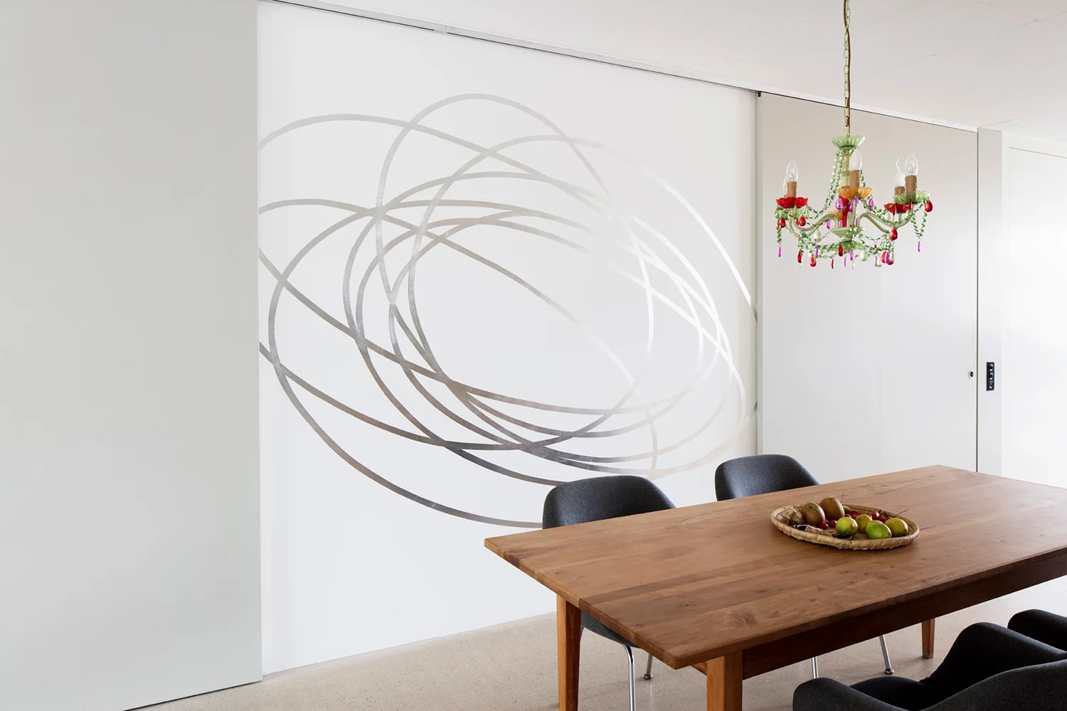 Kringel, 2017 Aluminium leaves, leaf adhesive on the wall, 275 x 250cm Collection Uta Jaenicke und Markus Weggenmann, Zurich Fotos: Conradin Frei