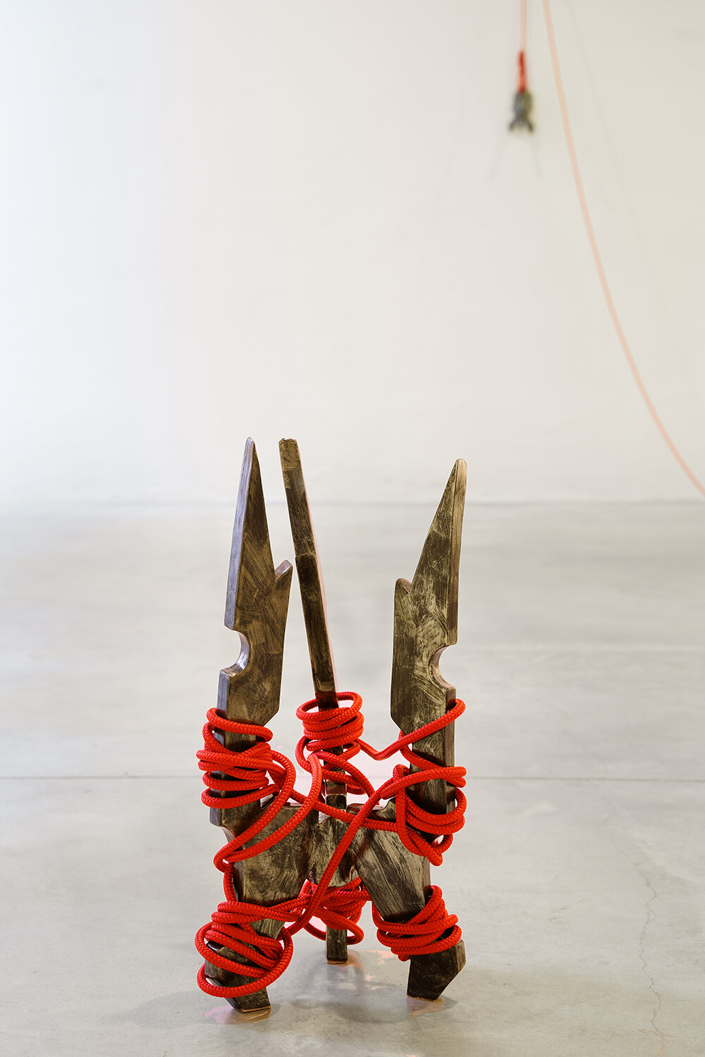   SILVERBLACK-RED, SILVERBLACK-RED-DUO , 2019, Keramik, Seil, 50 x 21 x 21cm, variable DimensionenKollaboration mit Timo Nasseri,    Constellations and Trajectories , CCA, Andratx, Mallorca 