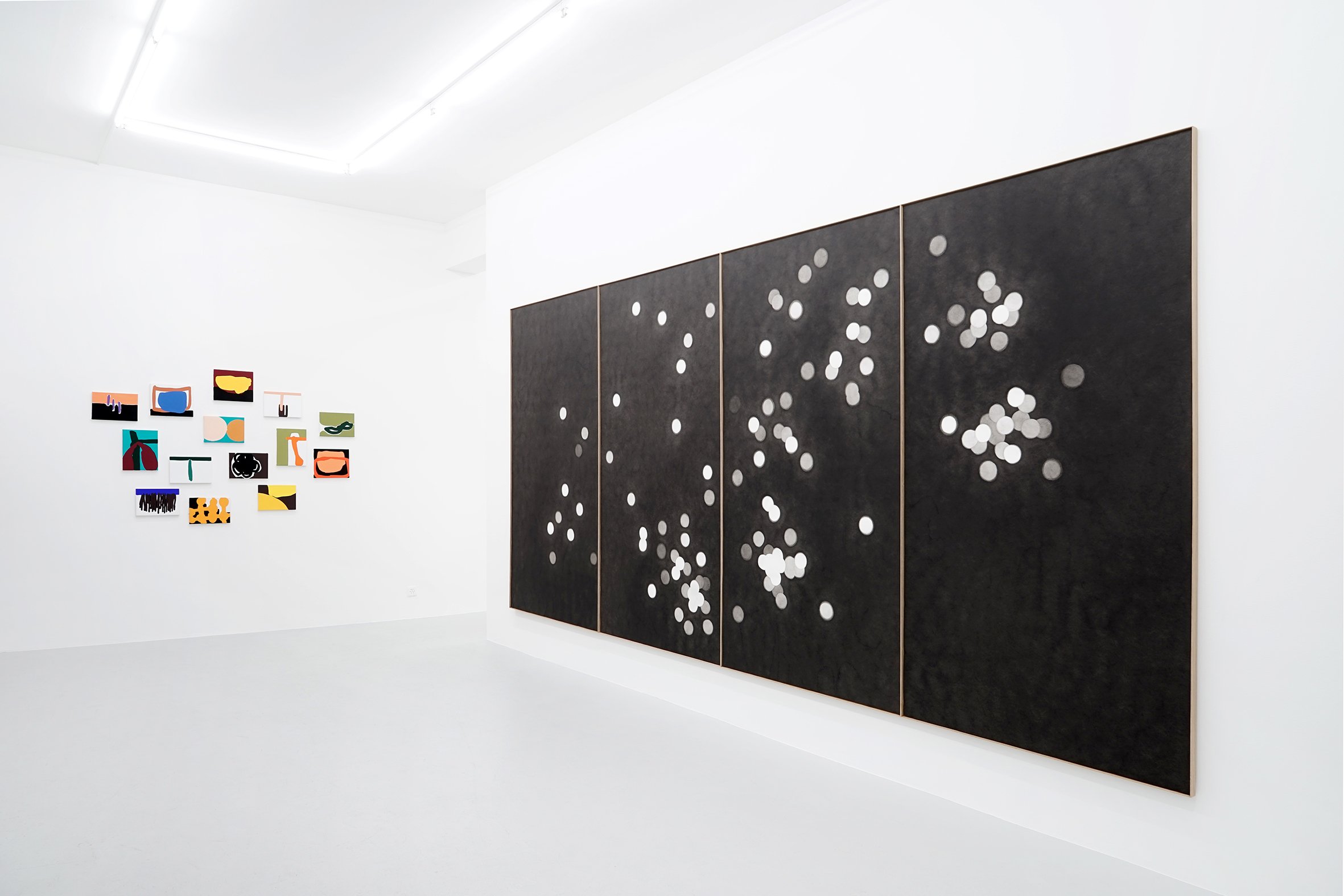  left: by Markus Weggenmann, 2019-21, Hochpigmentierte Leimfarbe auf Leinwand, 20 x 30 cm right:  Hikaru , 2021,Tusche auf Paper, 4-teilig, 221 x 464 cm   Landscape with Landscape  at Lullin + Ferrari, Zürich 