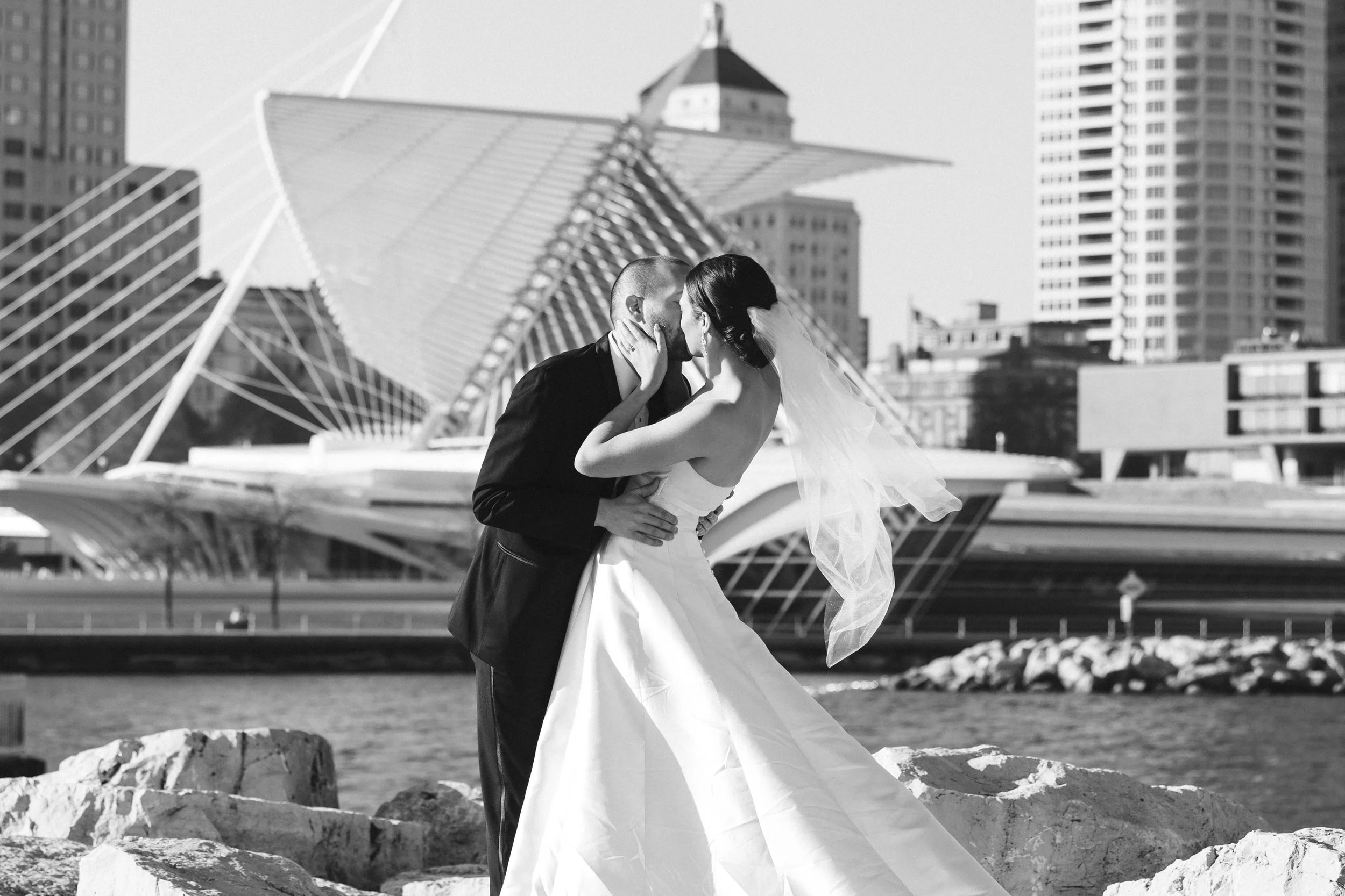 Milwaukee Art Museum Wedding - Leslie + Nick