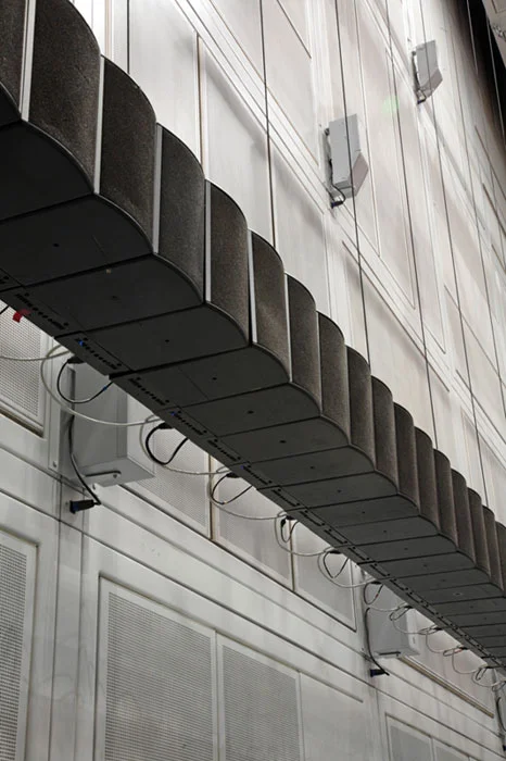 Impressionnant dispositif à l’Ircam de spatialisation du son : ceinture de 264 haut-parleurs répartis autour du public pour la diffusion en WFS (Wave Field Synthesis) et d’un dôme de 75 haut-parleurs pour une diffusion tri-dimensionnelle…