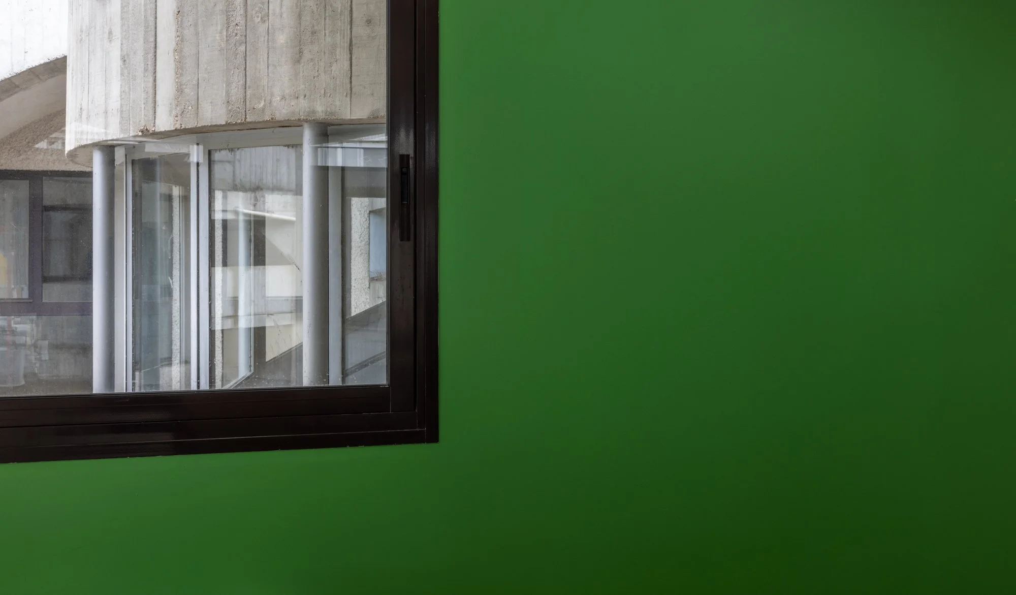 Mur vert et fenêtre (CNC à Bois d'Arcy) (2025).jpg