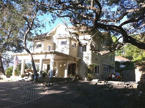 The Arroyo Vista Inn Located just right around the corner this pristine craftsman B&B is perfect for a wedding party, or for out of town family to stay in together. The Inn is a ten room Bed & Breakfast centrally located near Downtown Los Angeles and Old Town Pasadena. The Inn has rooms with both King and Queen beds and all rooms have their own bathroom. Rates include tax, WIFI, breakfast, parking and a daily happy hour. https://www.arroyovistainn.com/
