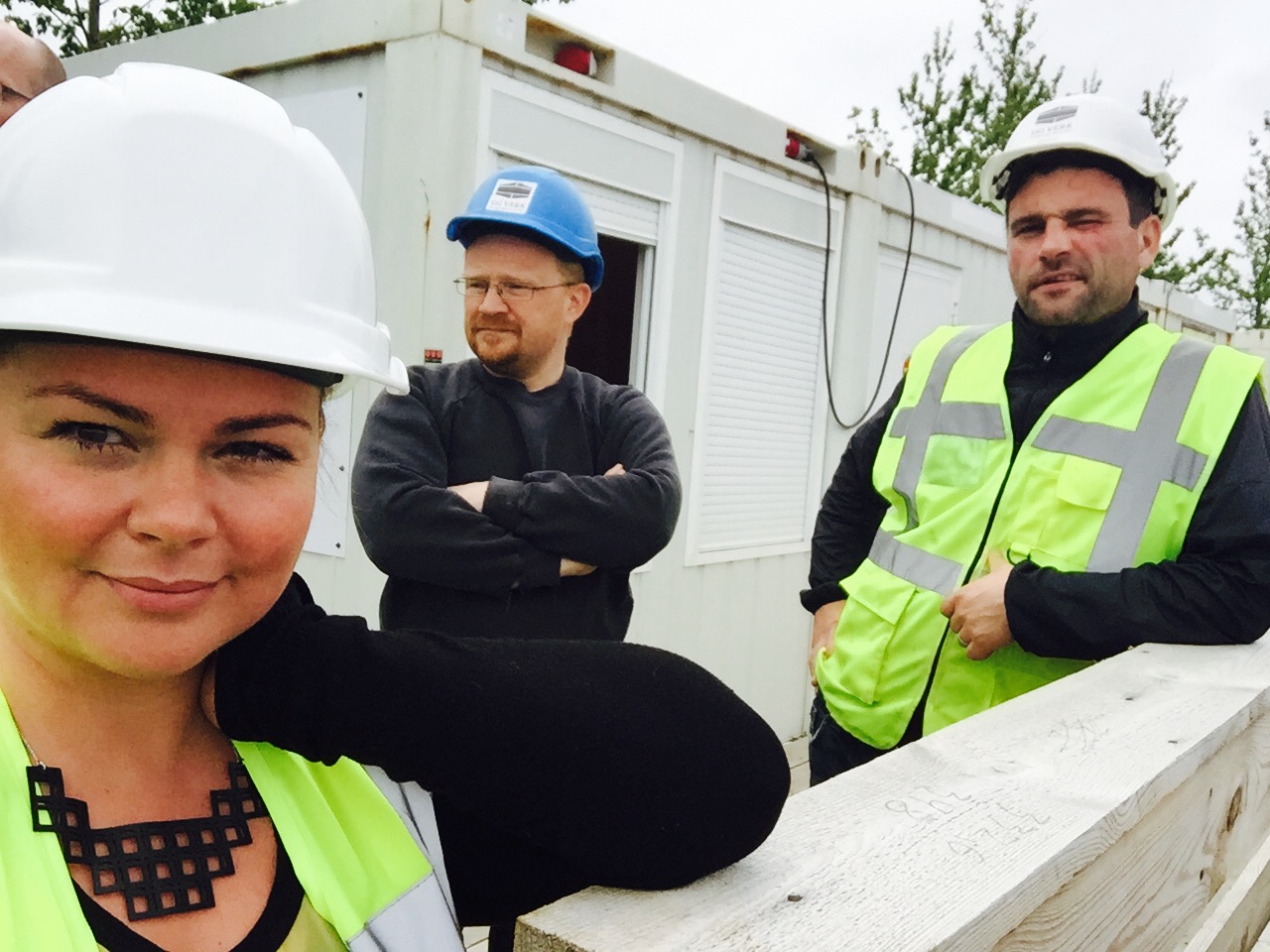 Brynhildur S. Björnsdóttir, framkvæmdastjóri og Gunnar Gunnarsson jr., gæðastjóri - fara yfir gæðamálin með Unnari verkstjóra á verkstað GKG.