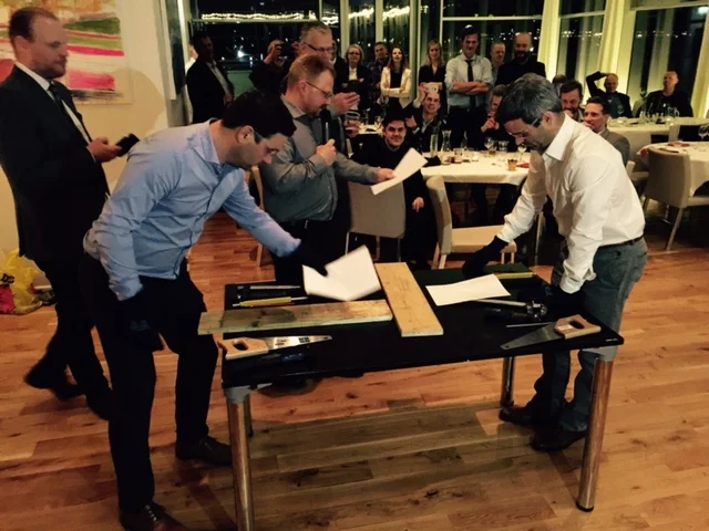 Starfsmenn GG nýttu tækifærið og létu bræðurna Helga og Gunna, eigendur GG - keppa sín á milli hvor væri "skárri" smiðurinn. Mikið hlegið og mikið gaman.