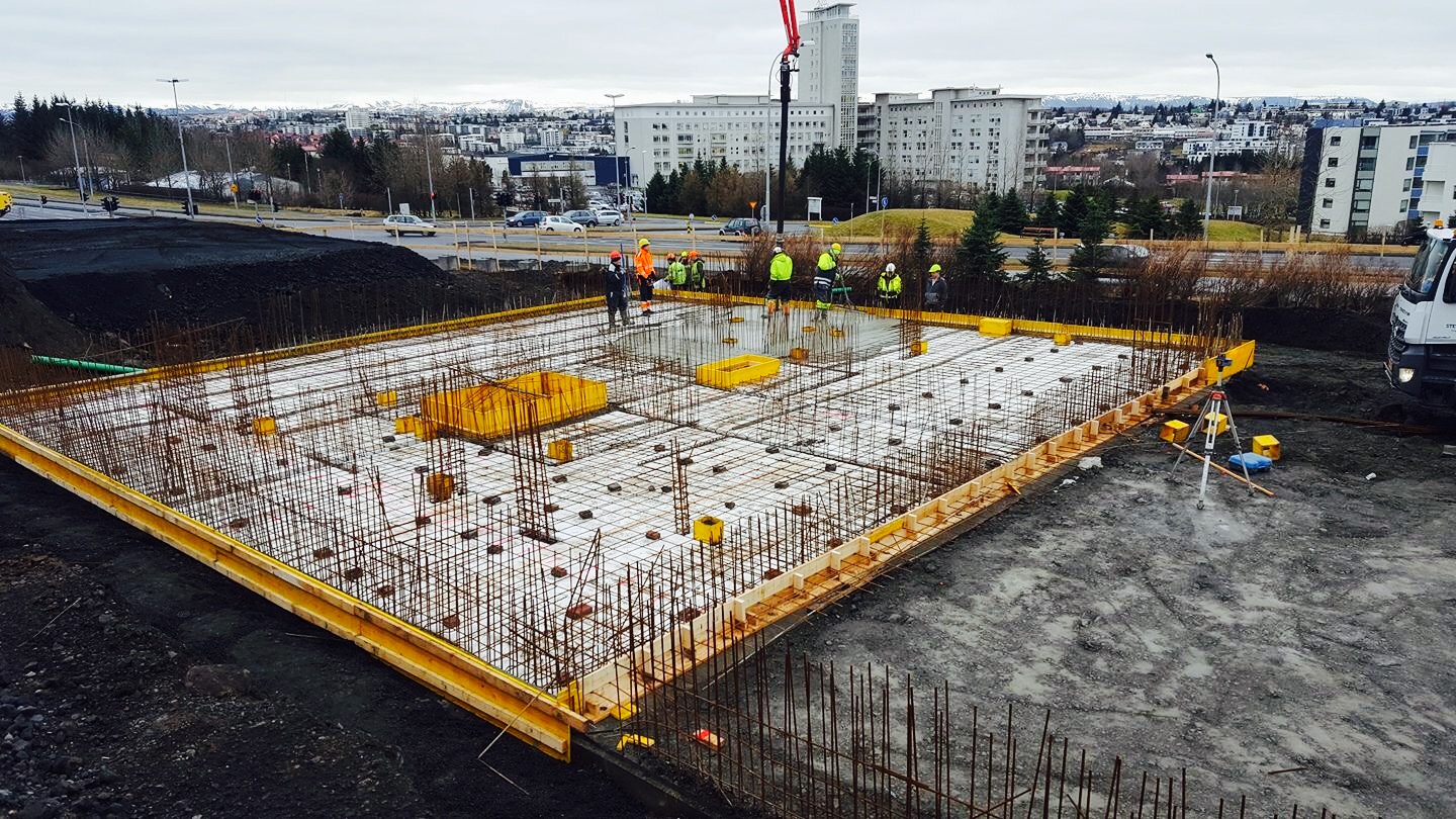 Fyrsta platan steypt í Jaðarleitinu