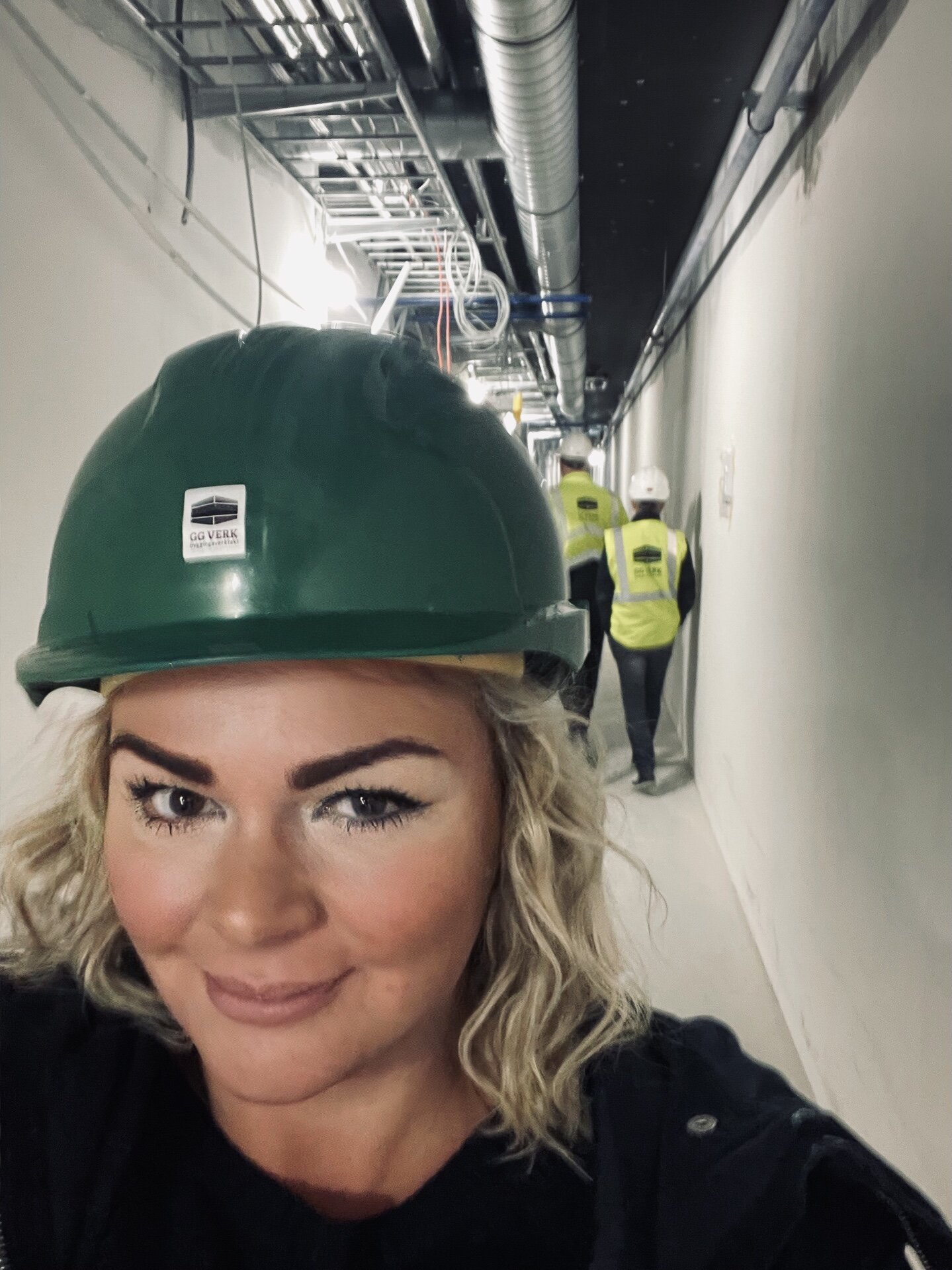 Stoltur eigandi og stjórnarformaður GG, Brynhildur S. Björnsdóttir (stunduð kölluð “Gyða Sól”)  og konan á bak við myndavélina sá sér leik á borði og tróð sér á eina selfie eftir vel heppnaða sýningarferð.