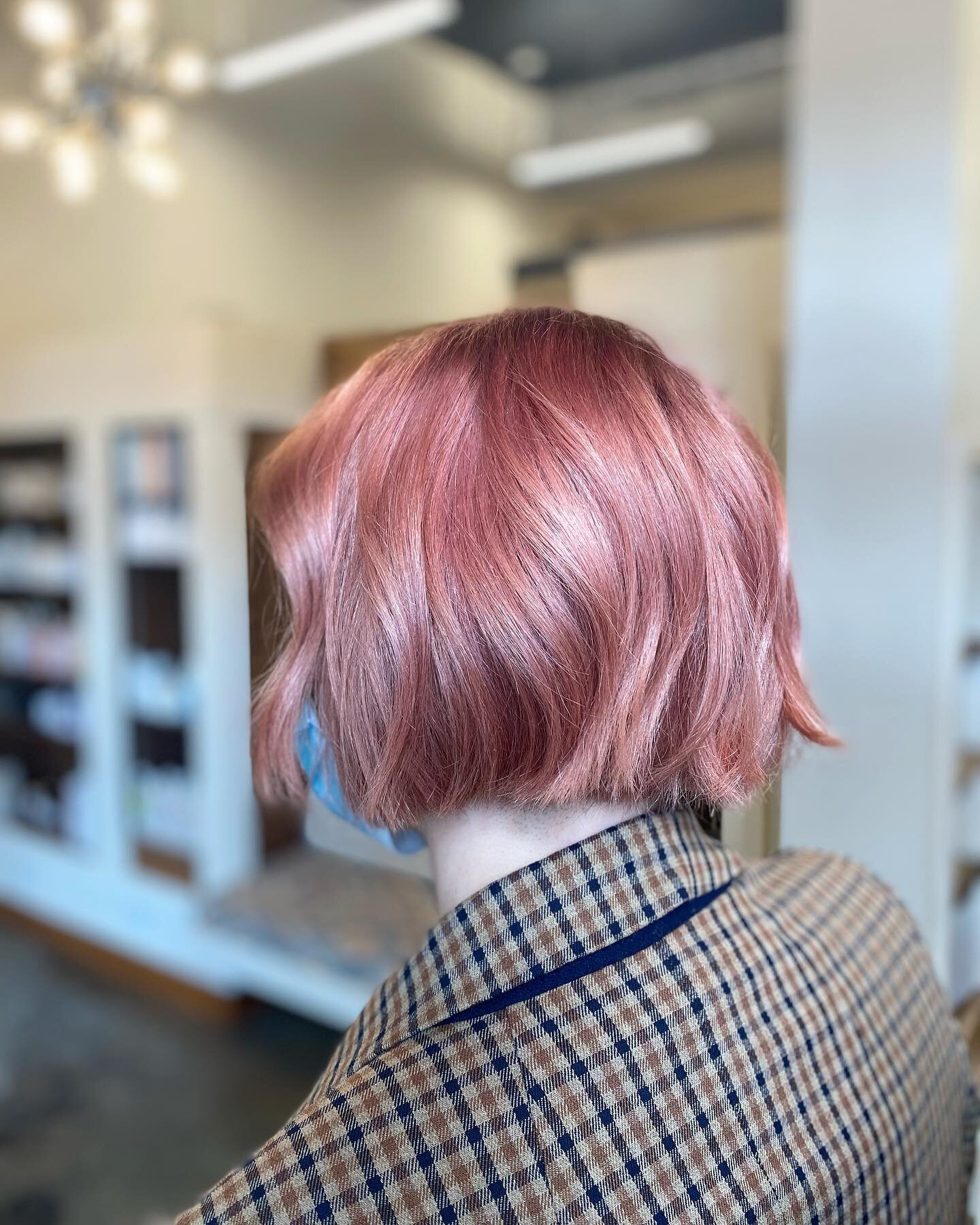 We are swooning over this fun and gorgeous color by @justinep_beauty 💗 Pink for fall is always a mood!