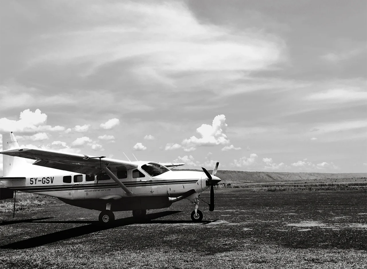 AIRPLANE-BW-1280-x-460 TRAVEL-DIARY-CONTENT.jpg