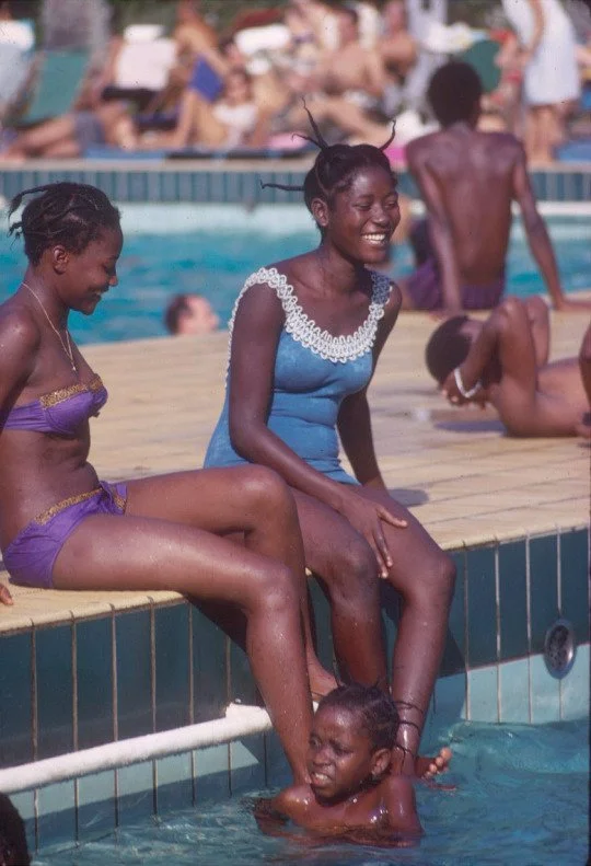 A la piscine, Kinshasa Congo, 1967.jpg