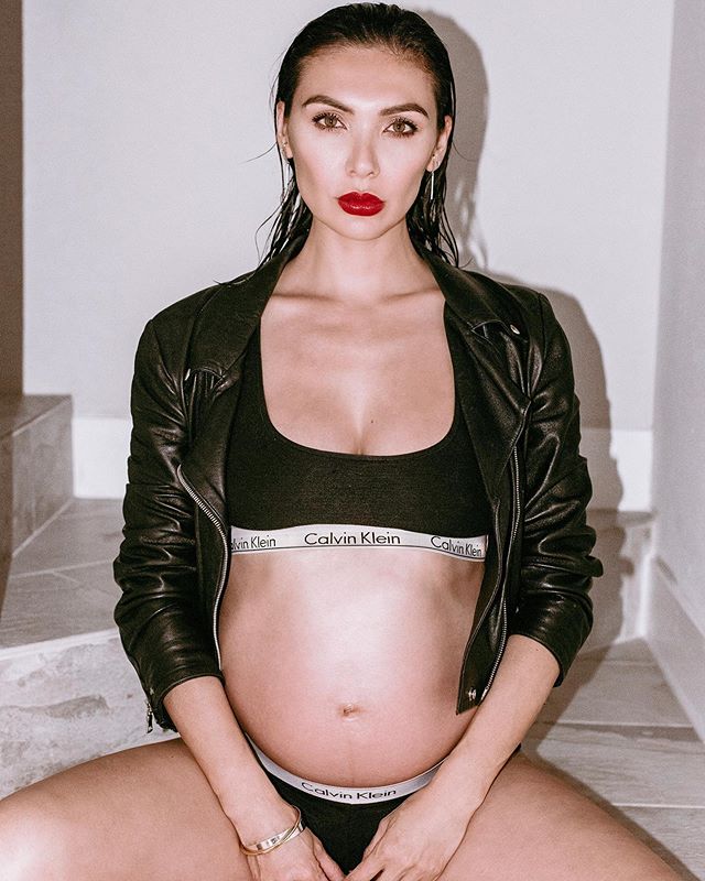 What do you do when nothing fits? Strip to your skivvies, slap on some red lipstick, and rock your favorite jewels. My maternity photos are (finally) up on www.thoughtfulmisfit.com (featuring my favorite pieces from @_jennybird and shot by @dreamsdefylogic) link is in bio....