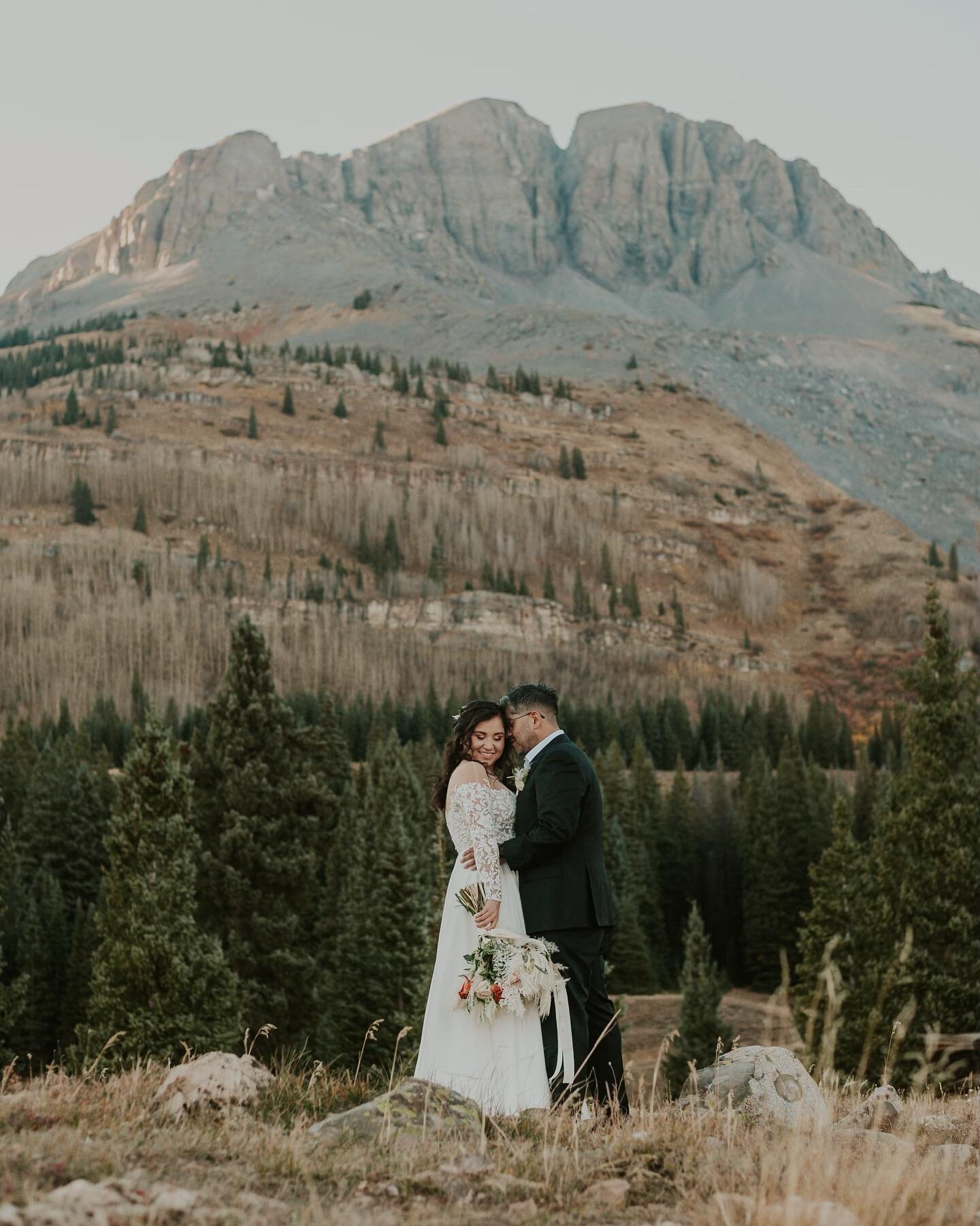 Another perfect day in the mountains with Gabi + Josh. 🤍

Planner: @mountainesquewed 
Video: @cdphotoandfilm