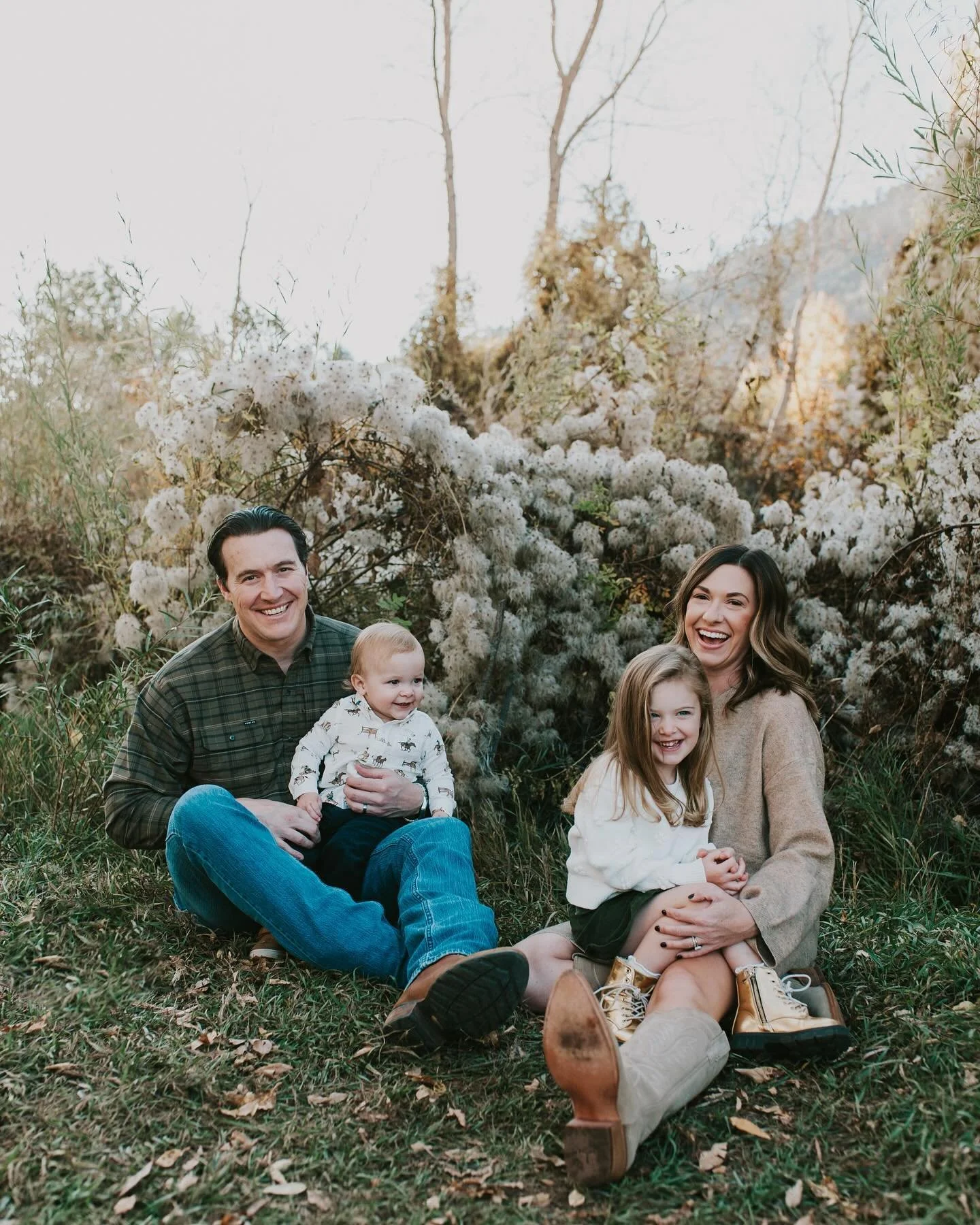 Family sessions will always have my heart - it was the very first style I fell in love with when I started my career. Capturing little moments with this sweet family brought back all the feels 🤍 

#familyphotographer #familysessions #durangophotogra