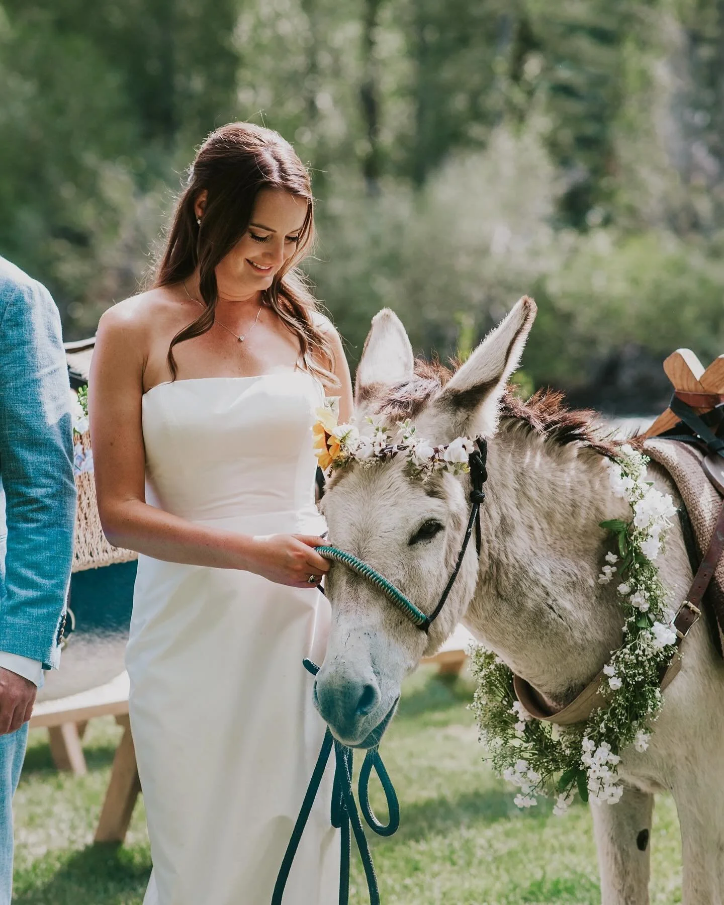 Moments from Aaron + Julie&rsquo;s intimate riverside backyard wedding ✨

Planner: @kefi.events 
Hair: @newmoonsaloncb 
Florals: @sundropflora 
Beer Burro: @betterdayburro 

#intimatewedding #weddingphotography #coloradowedding #coloradoweddingphotog
