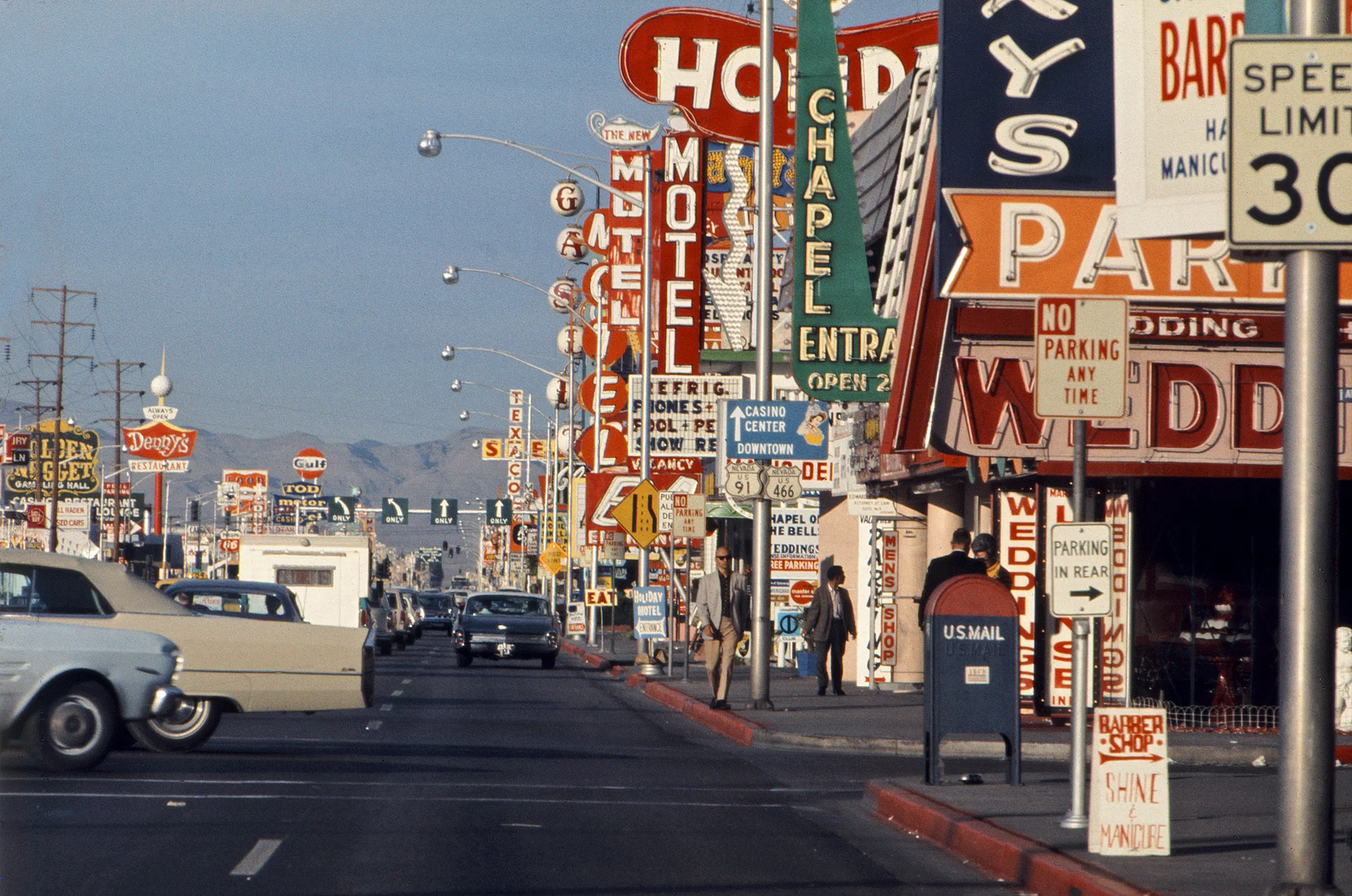 DENISE-SCOTT-BROWN-WAYWARD EYE-ARCHITETTURA-MINORE-ON-THE STRIP-LAS VEGAS-1966-COURTESY-BETTS-PROJECT.jpg