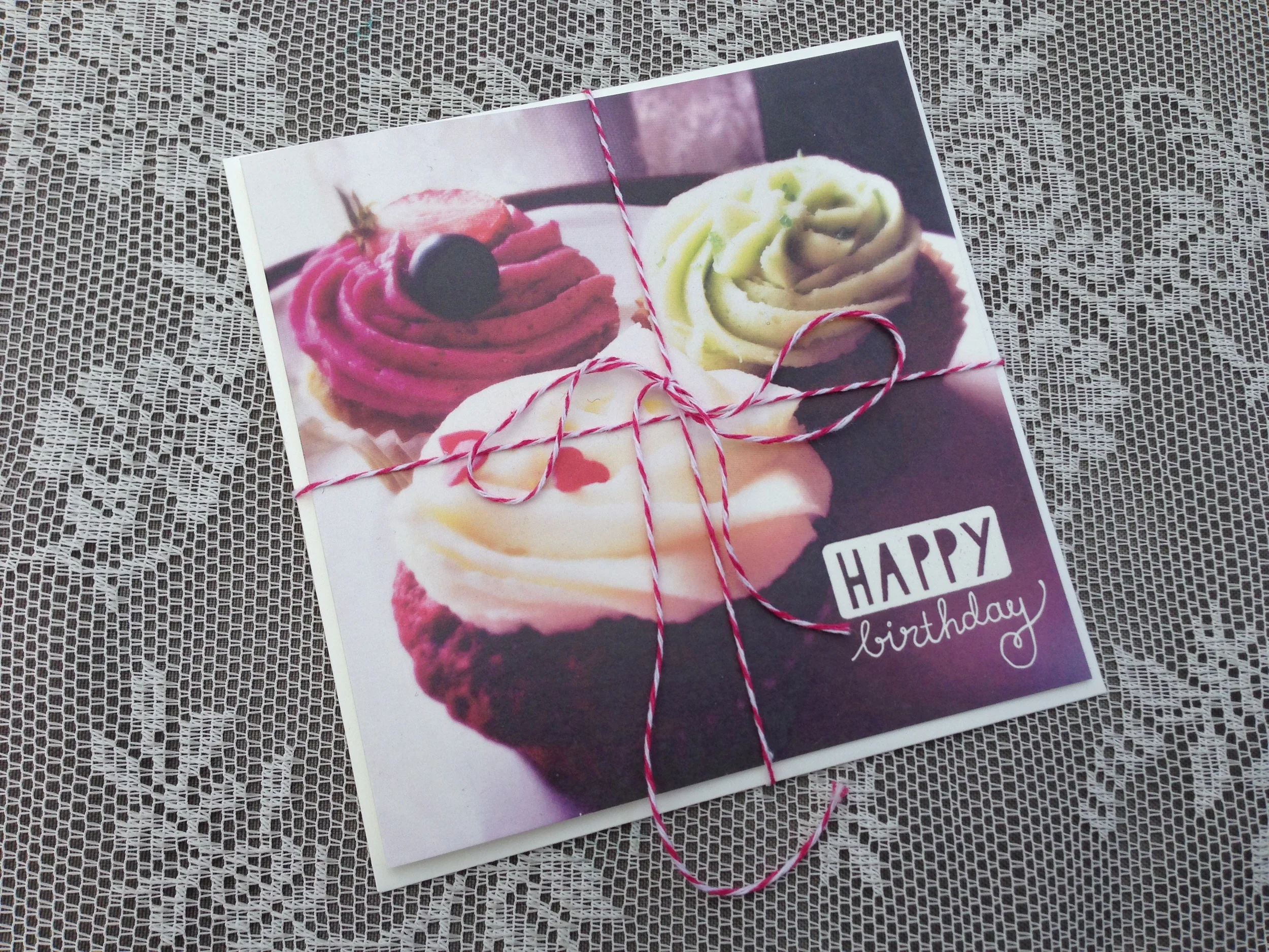 Some yummy cupcakes with the hand lettering of Linda.