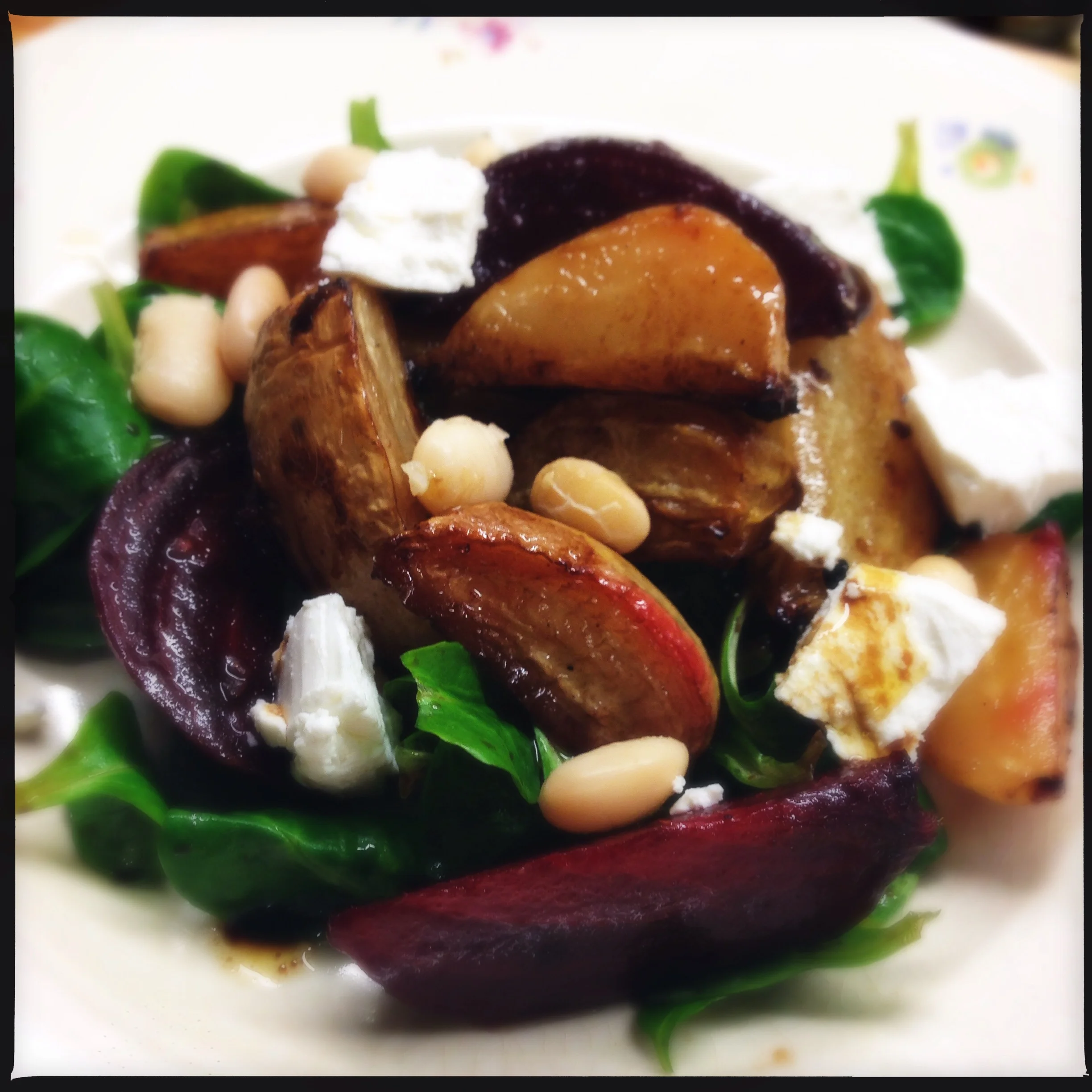 Voorgerecht: salade van geroosterde bietjes met geitenkaas en een balsamicodressing First Course: salad of roasted beets with goats cheese and a balsamic dressing.