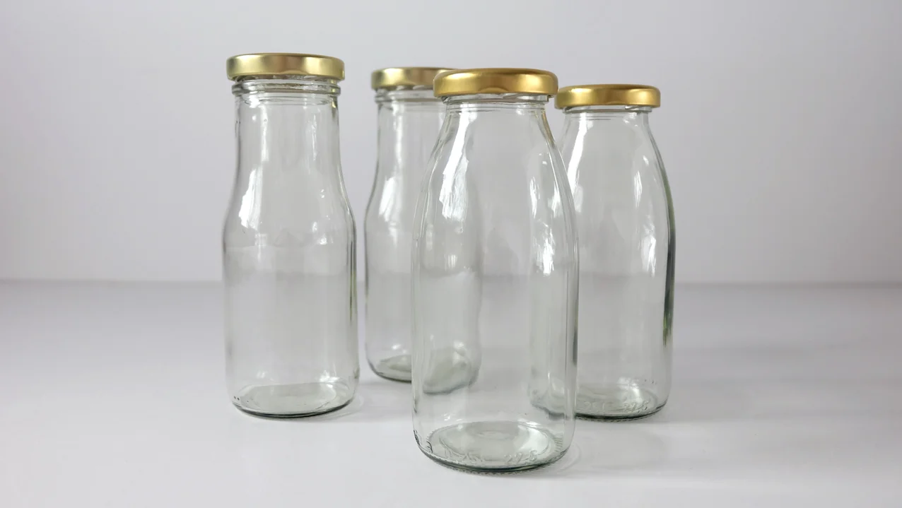 Links: Glazen Fles elegant € 1,50 per stuk. Rechts: Glazen Melk Flesje €1,50 per stuk.