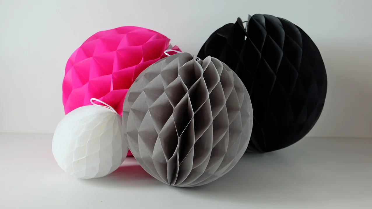 Hard Roze Honeycomb 35cm €2,25. Overige Honeycomb Bal mix: zwart, grijs en wit €5,00.